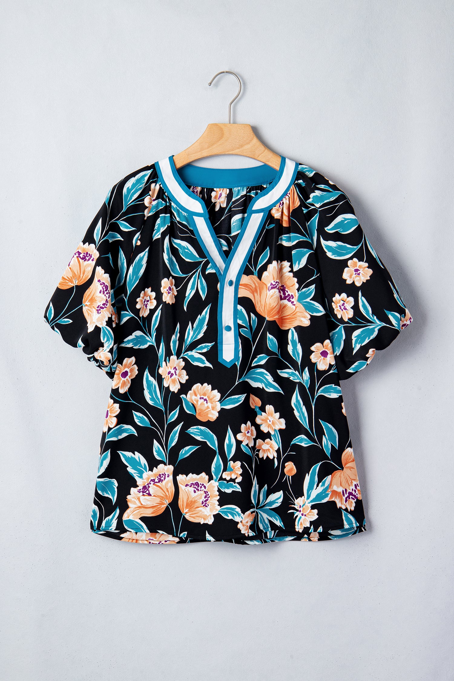 Дамска блуза с цветя - продуктова снимка отпред