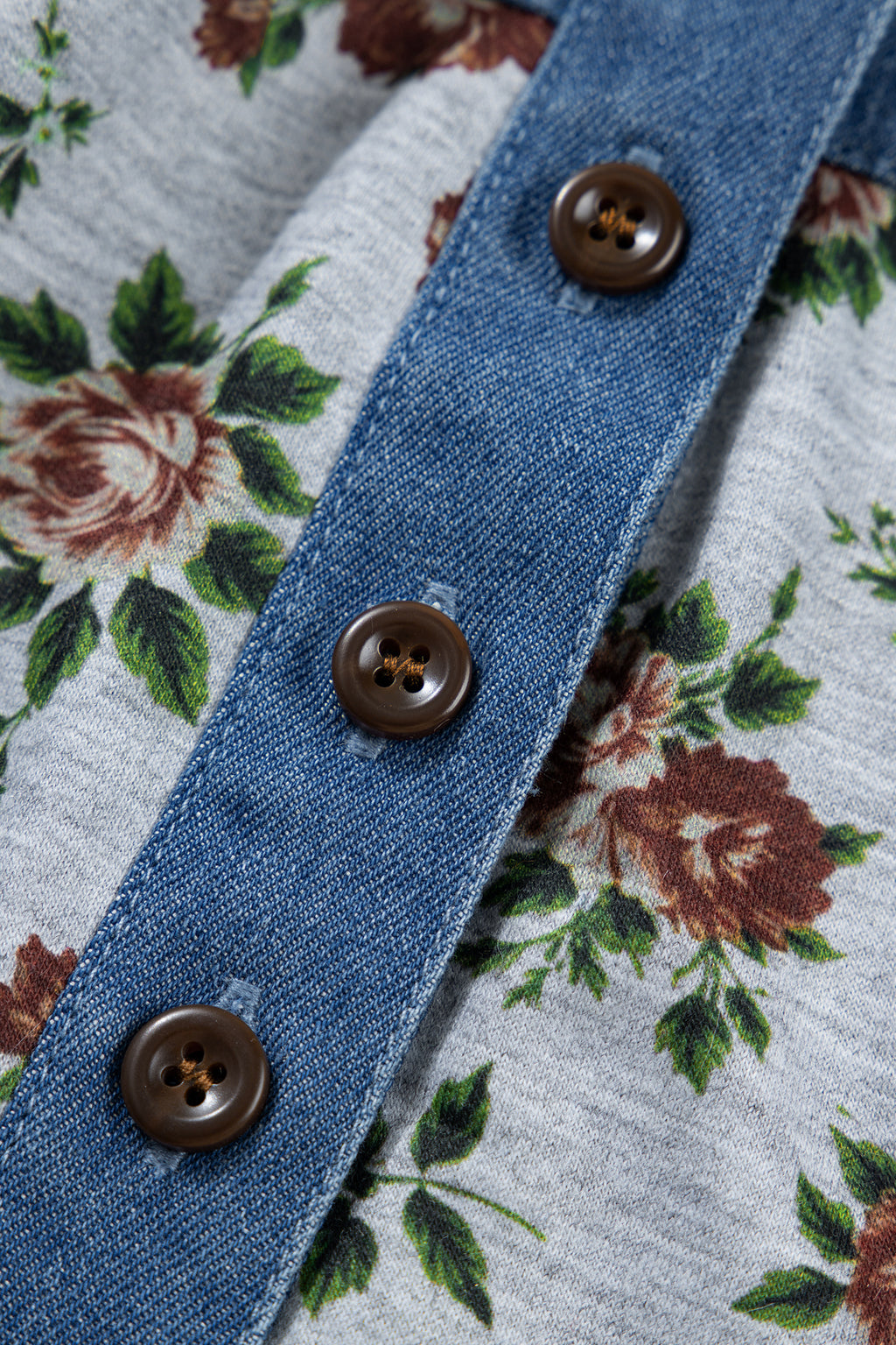 детайл на копчета върху дънкова платка