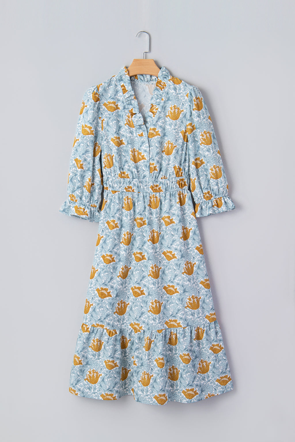 дамска рокля с флорален принт на закачалка