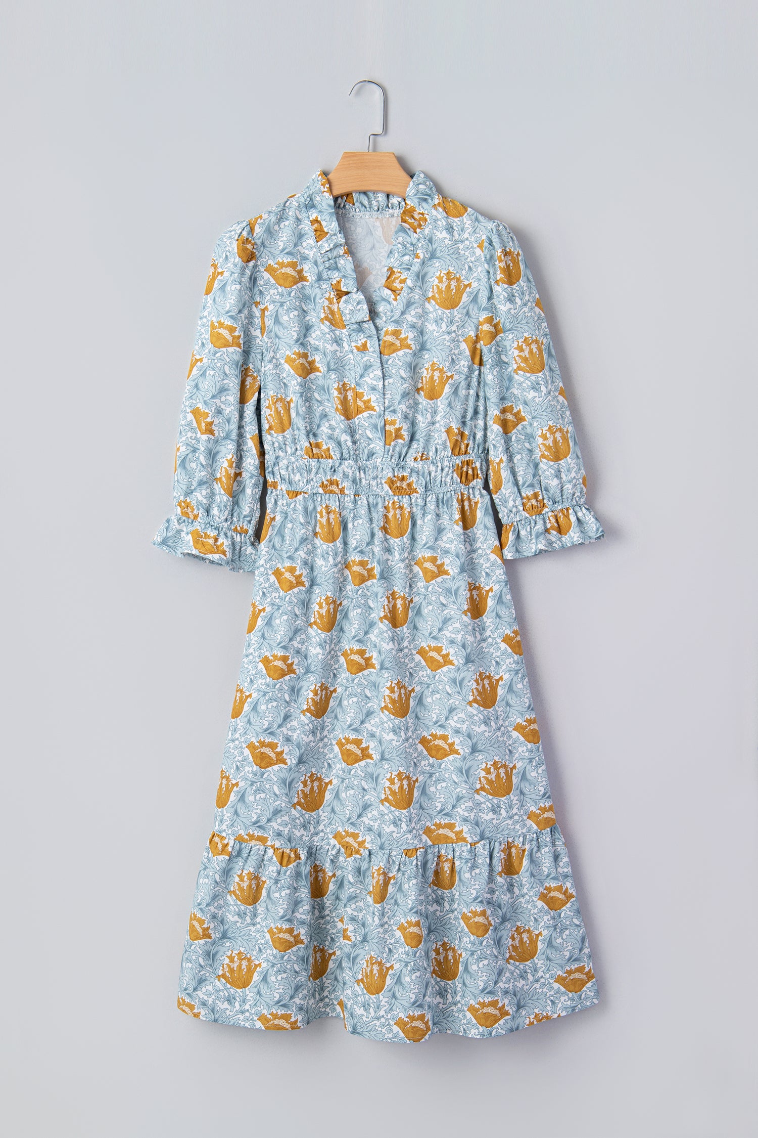 дамска рокля с флорален принт на закачалка