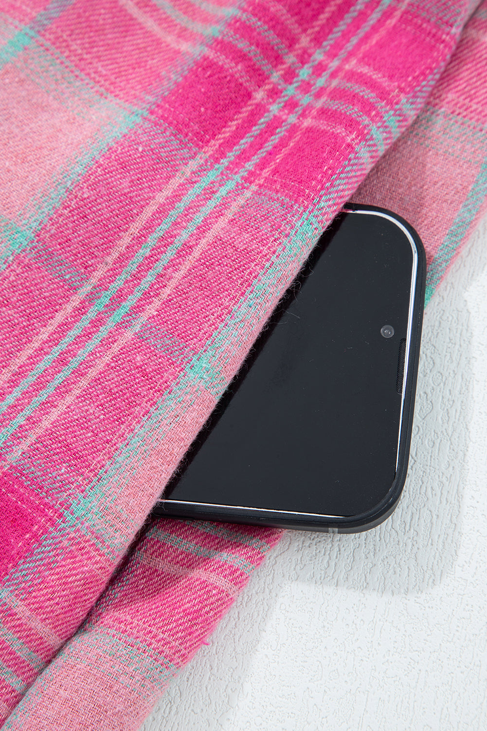 Детайл на джоб на риза на розово каре