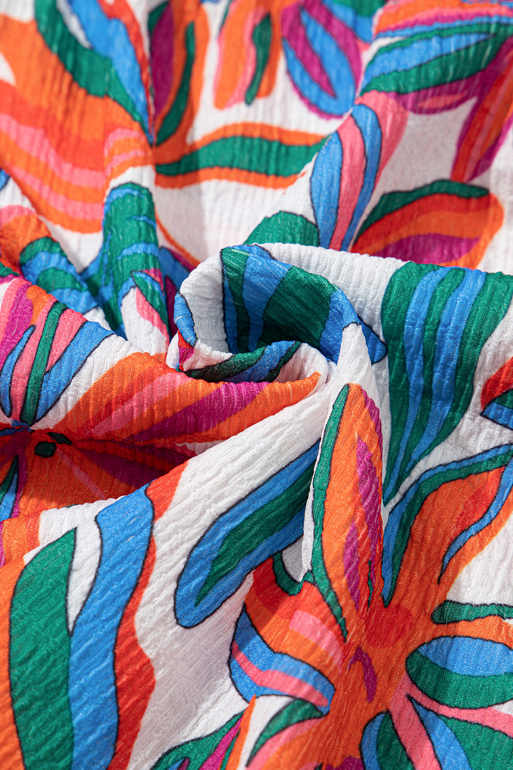 близък план на цветен плат с флорален принт, наситени цветове и детайл