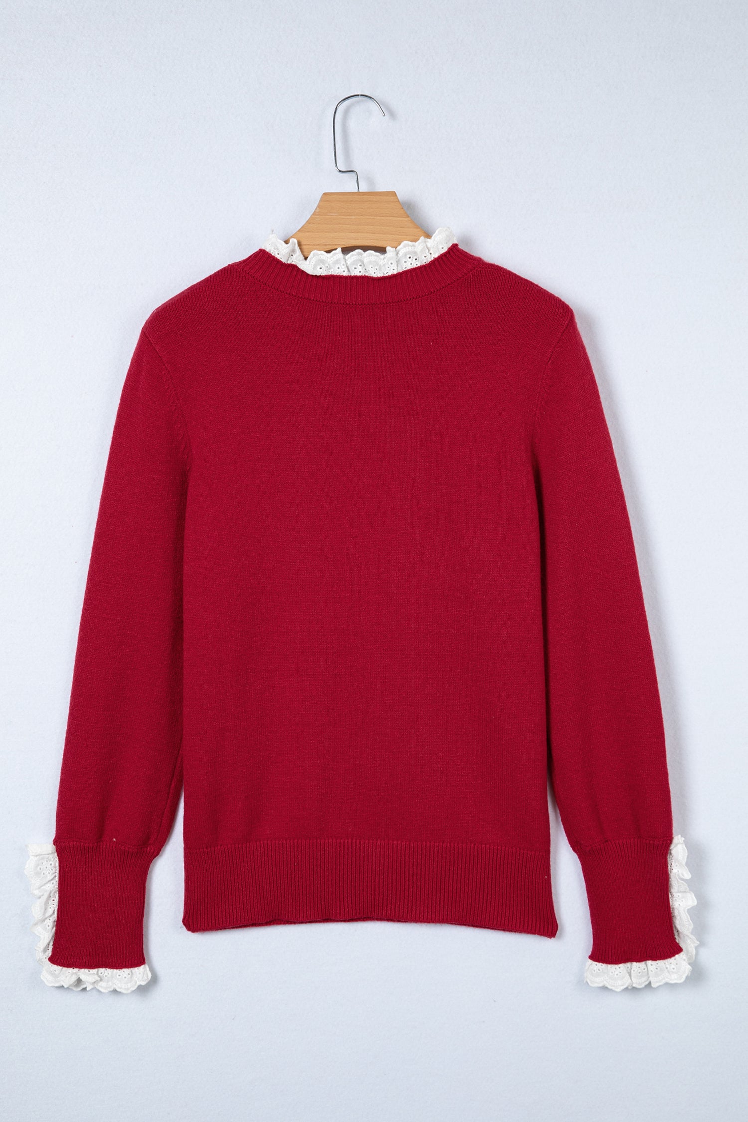 Пуловер с контрастна бродерия