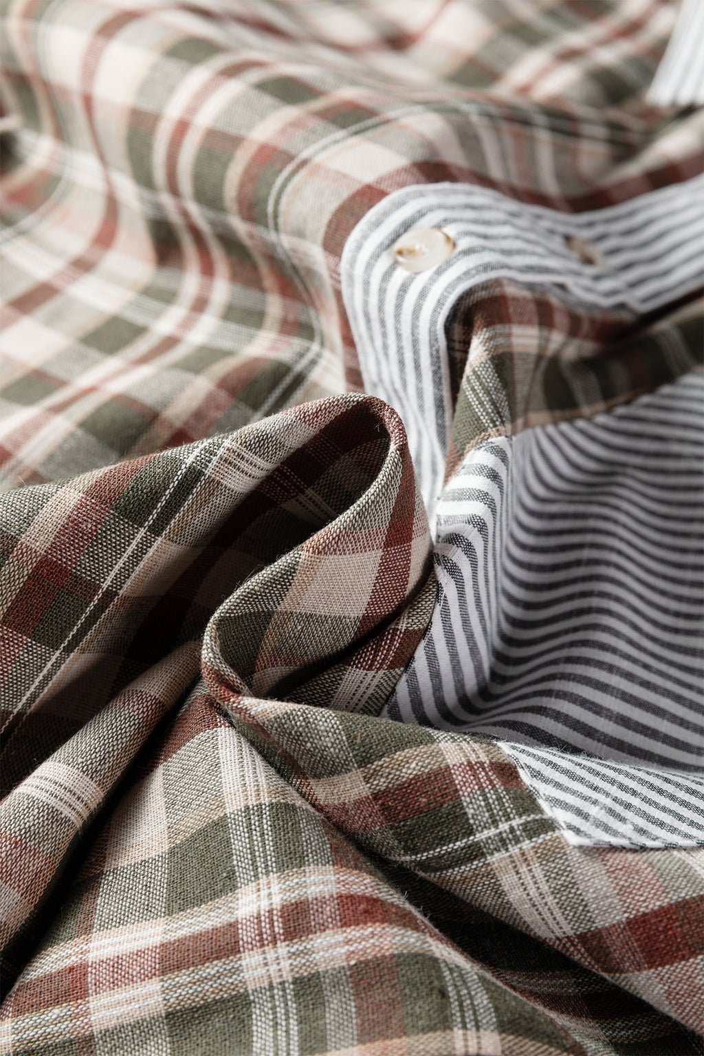 детайл на плат на риза микс принт