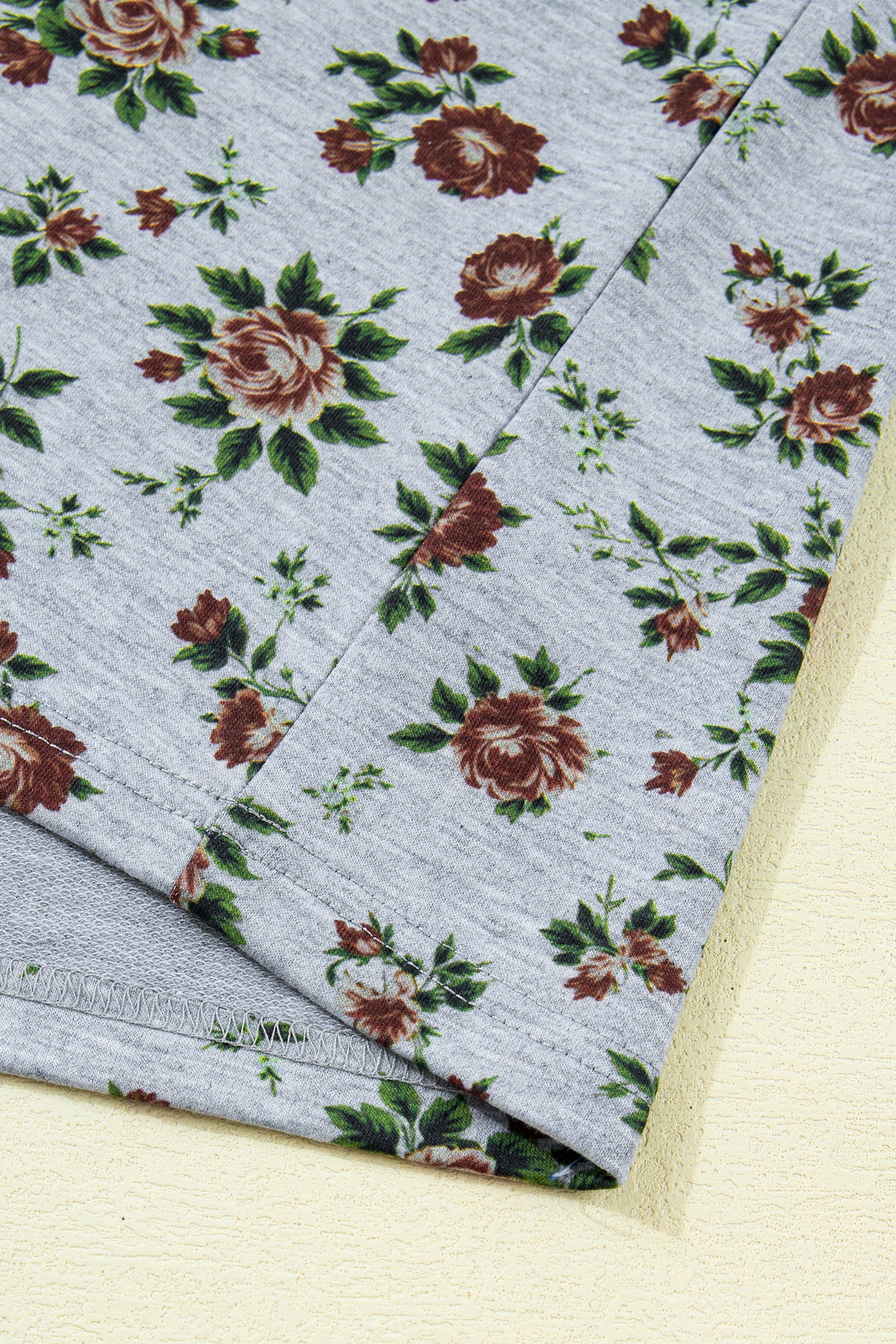 детайл на долна част на блуза с флорален принт