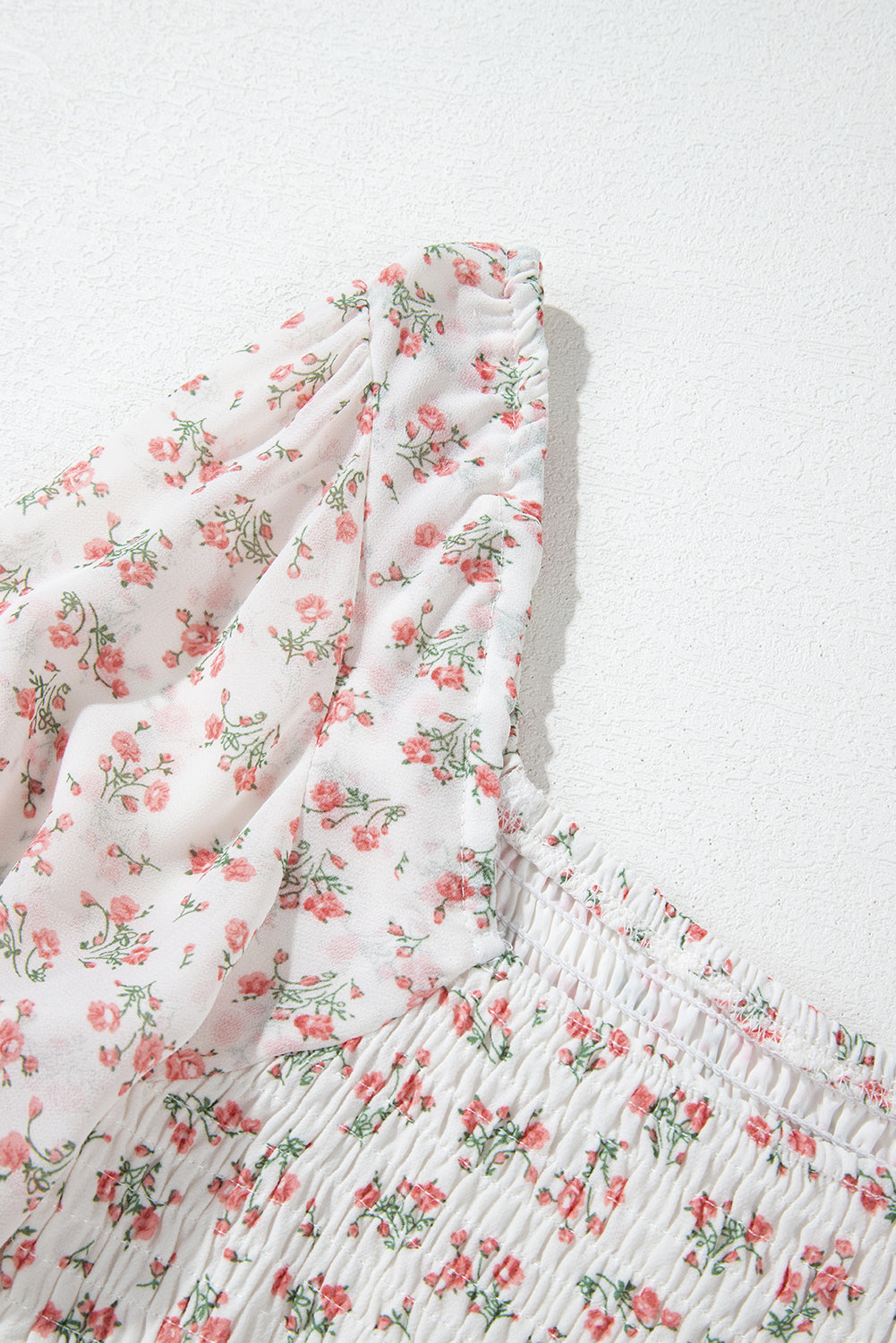 Рокля на цветя с квадратно деколте