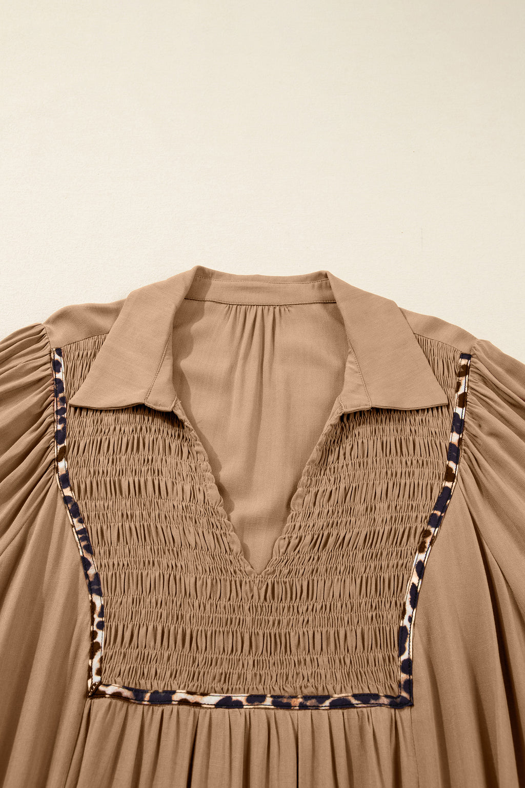 Дълга рокля с контрастни детайли