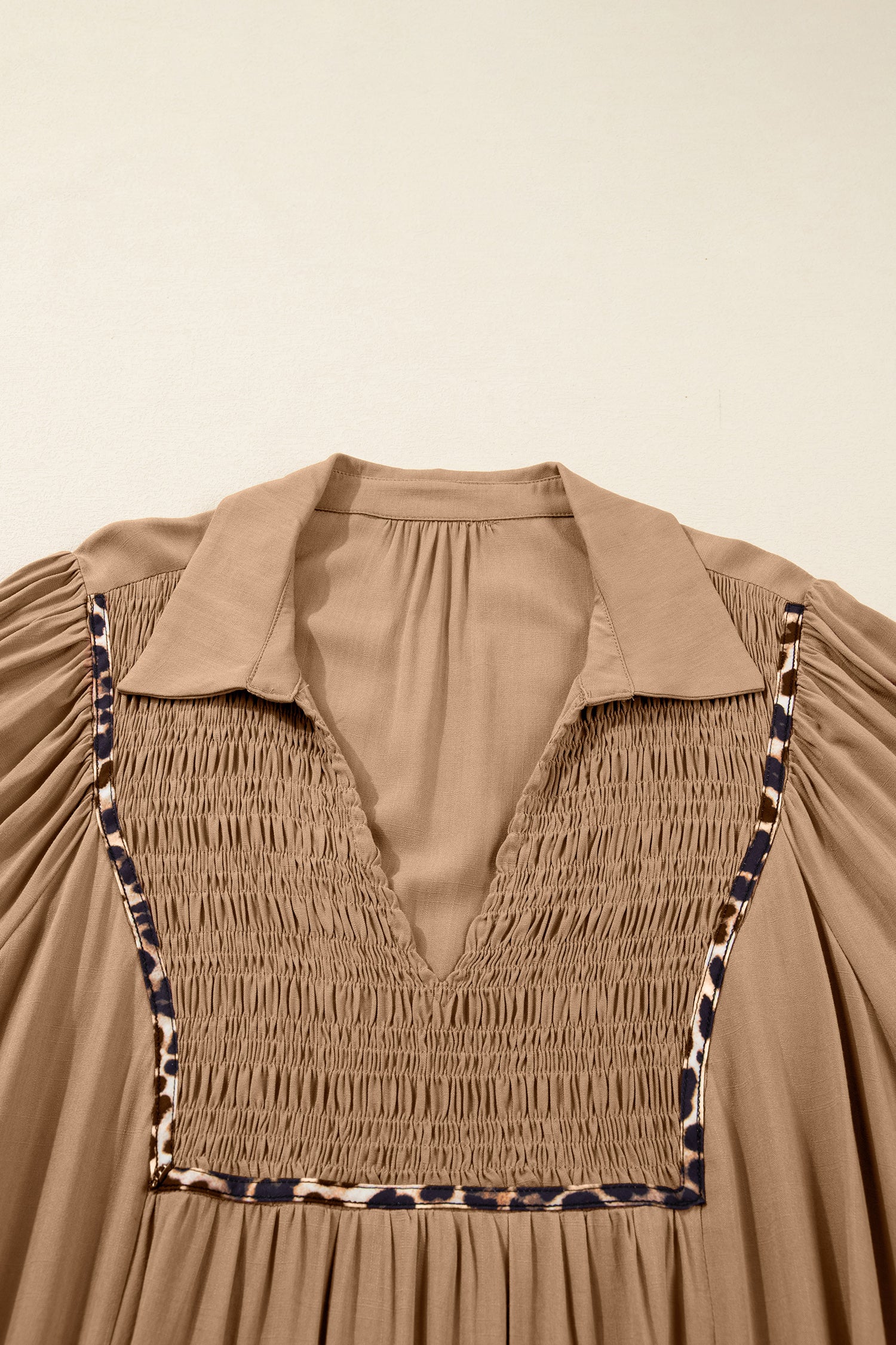 Дълга рокля с контрастни детайли