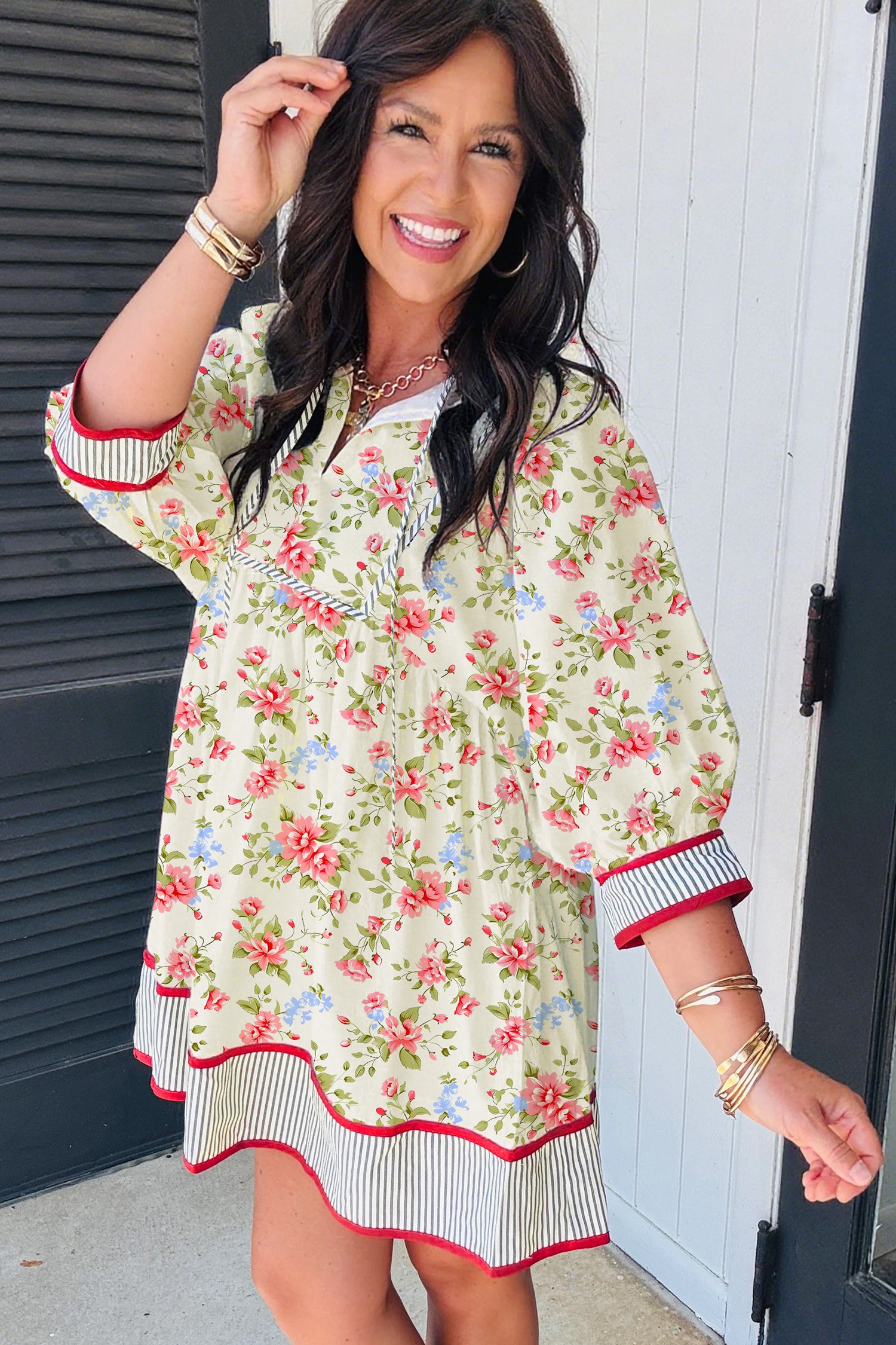 Свободна рокля с цветя и раиран борд