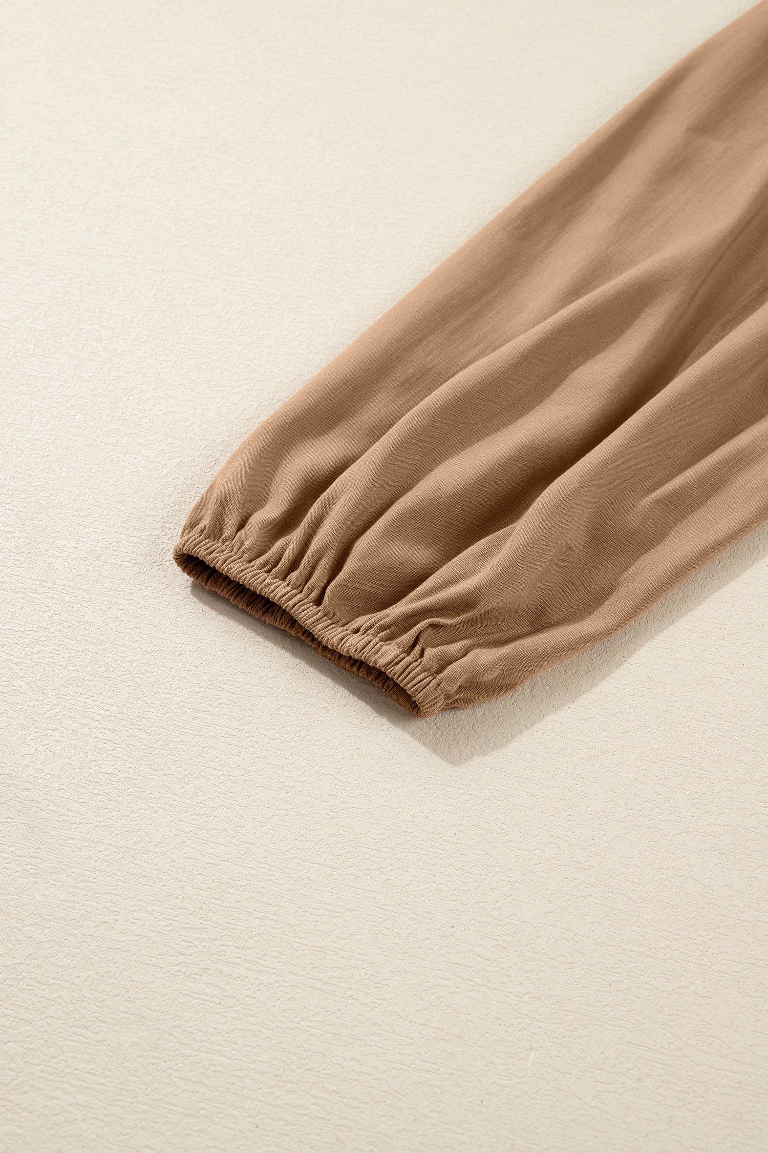 Дълга рокля с контрастни детайли