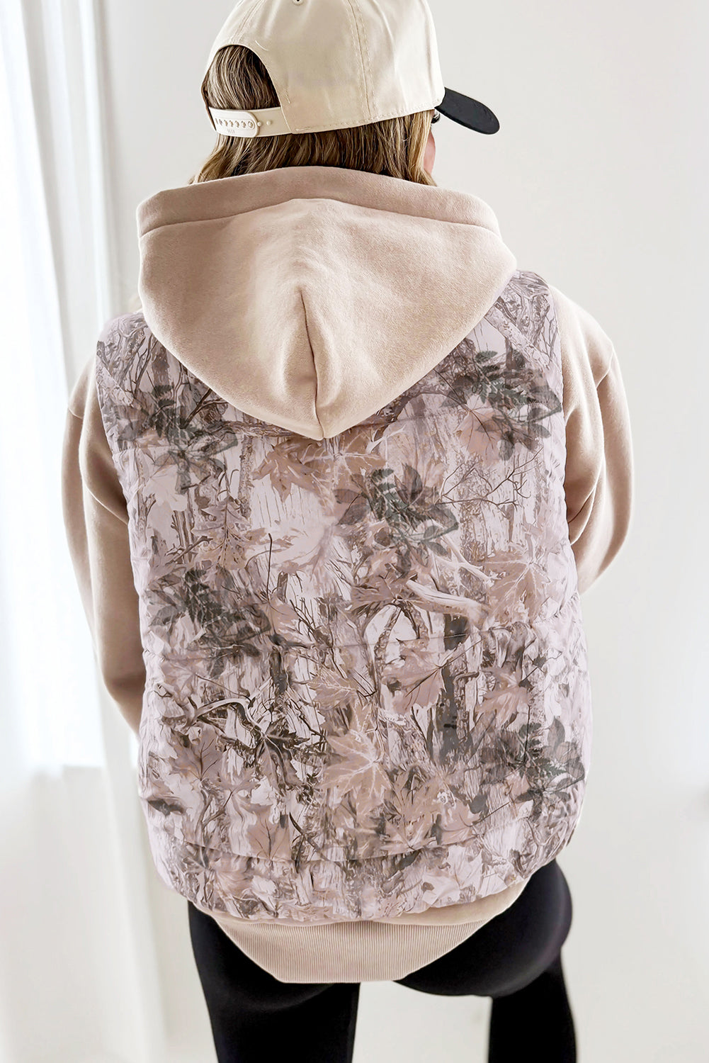 Дамски ватиран елек с качулка изглед отзад