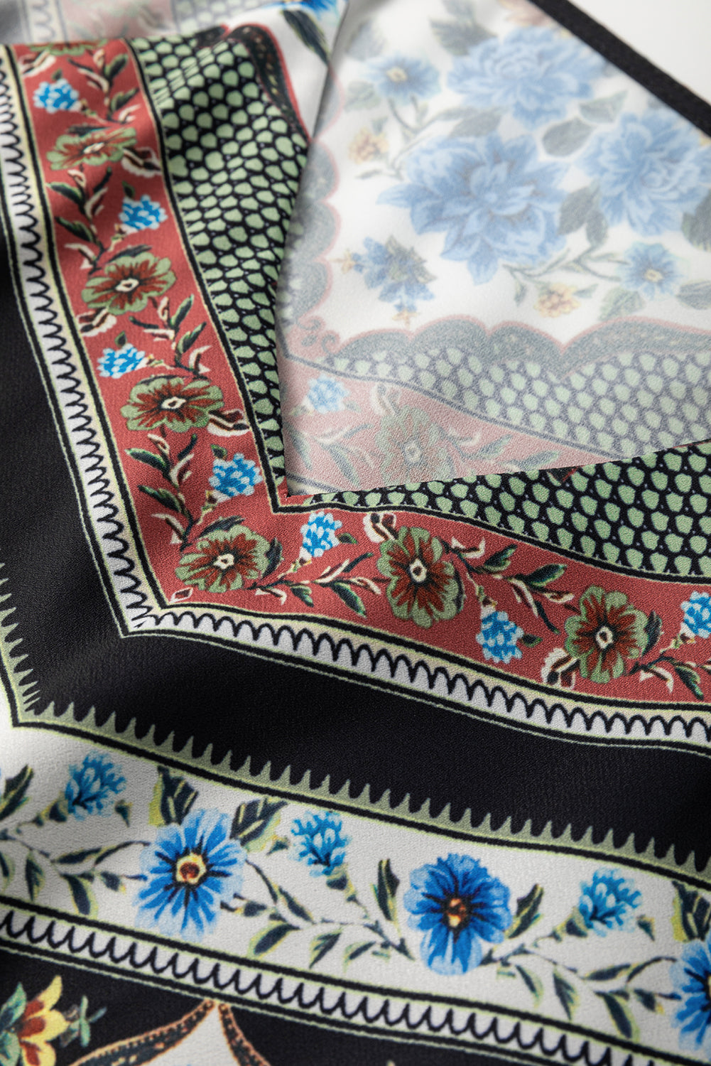 Топ с цветен принт