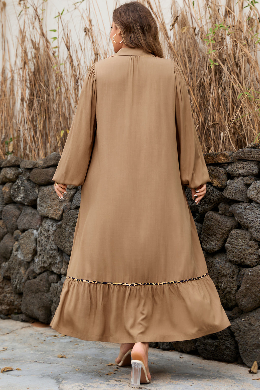 Дълга рокля с контрастни детайли