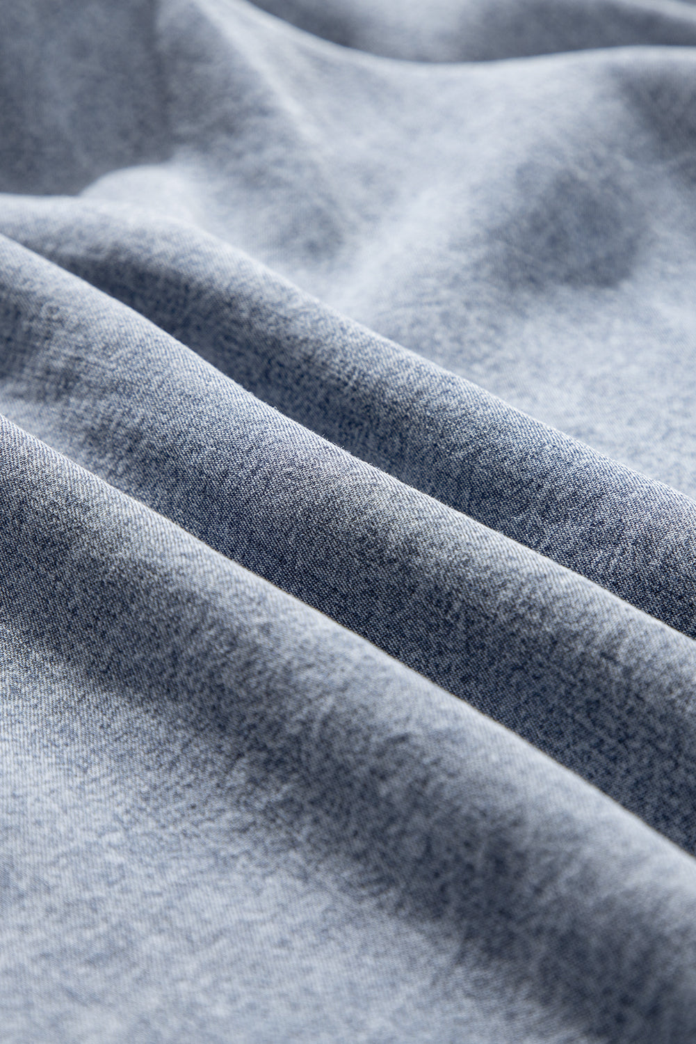 детайл на мека деним материя с естествени гънки