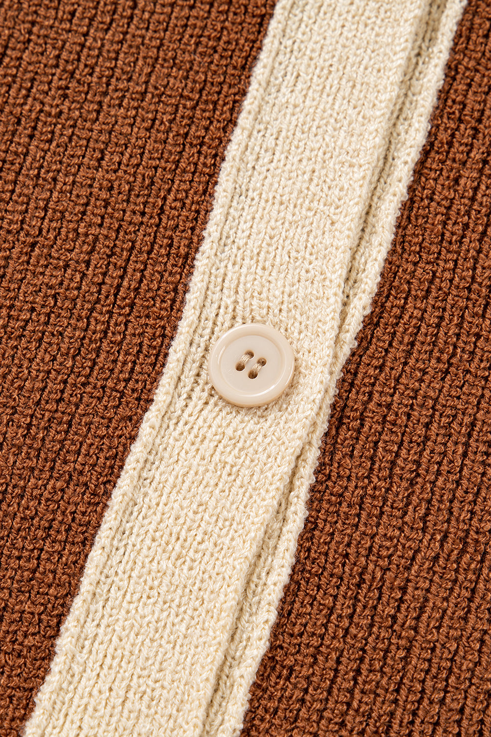 Копчета на плетена жилетка - близък план