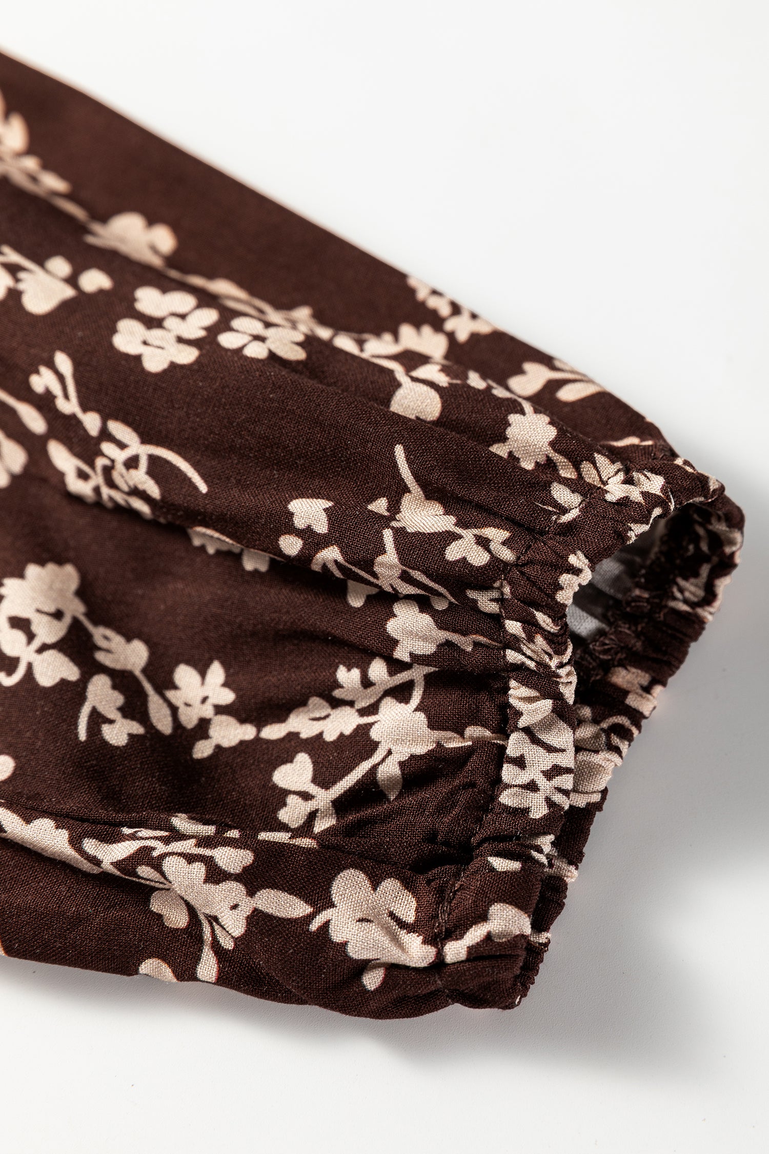 детайл на ластичен ръкав на дамска къса рокля