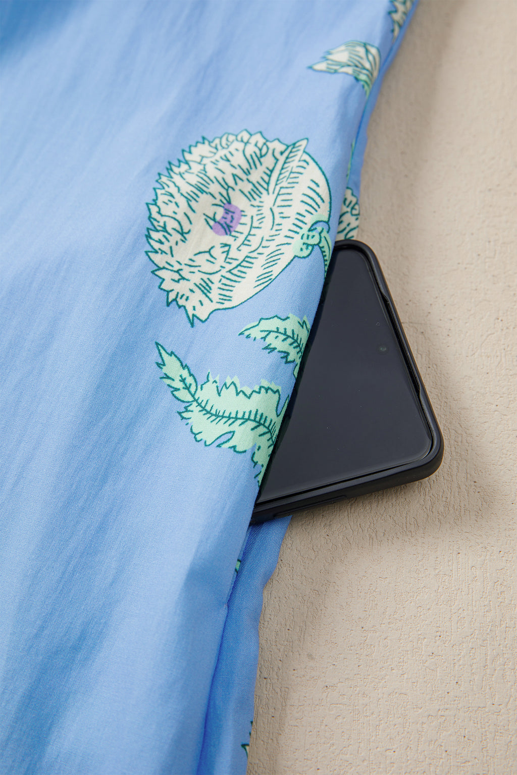 Детайл на материята на рокля макси размери с цветя