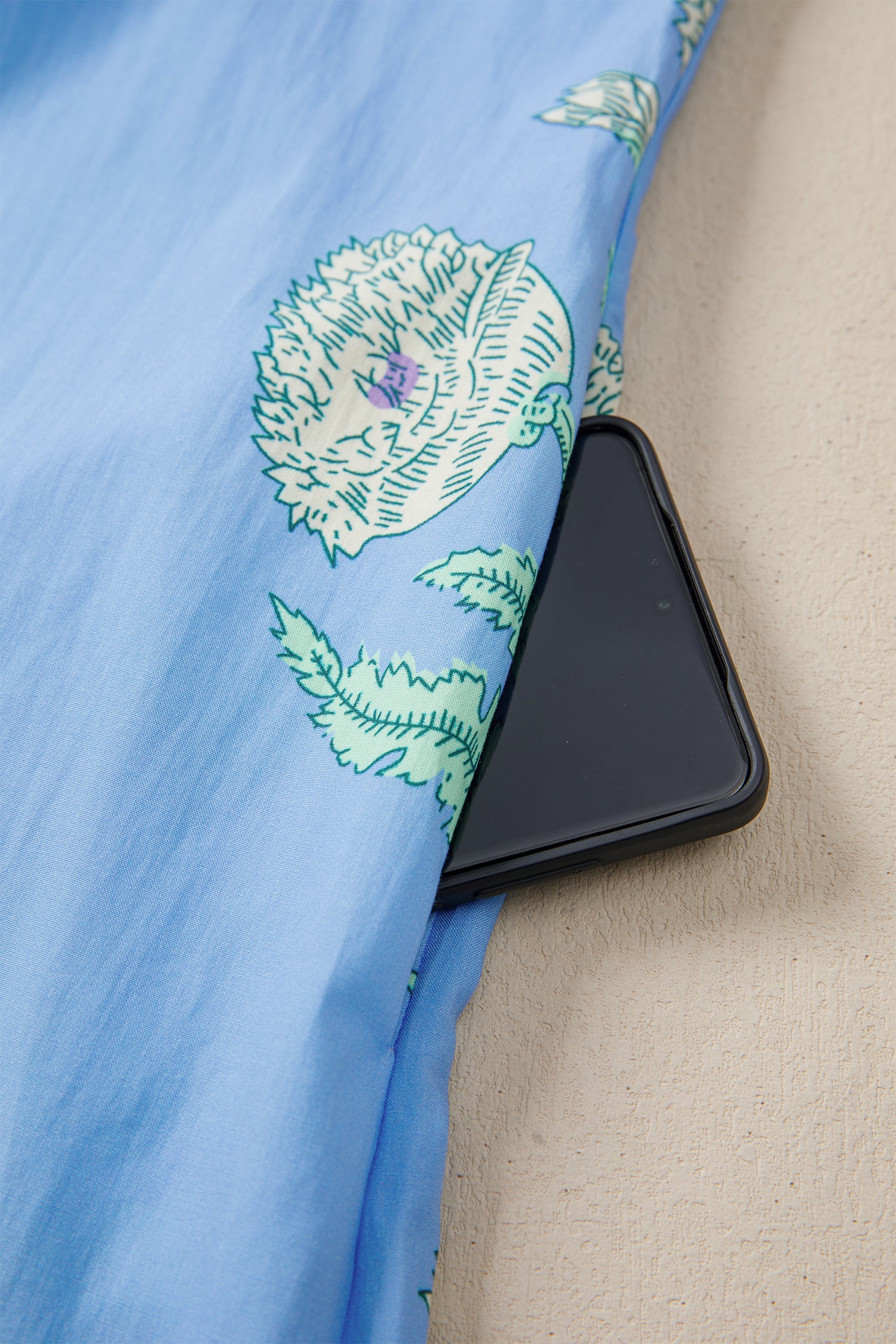 Детайл на материята на рокля макси размери с цветя