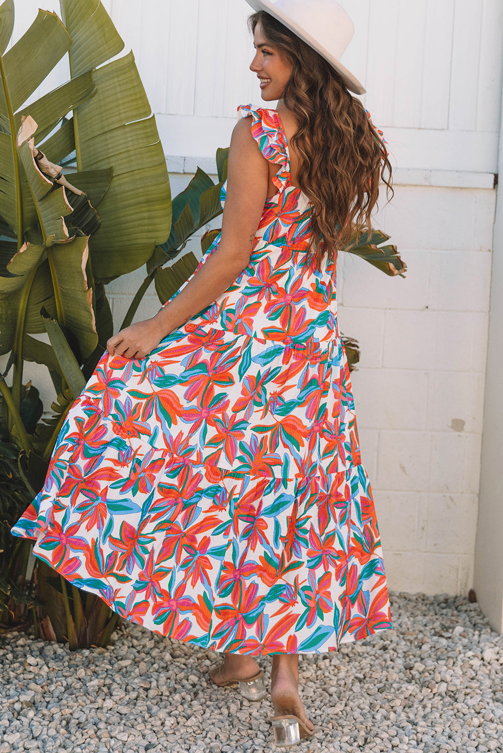 дамска цветна рокля в движение с разкроена пола и флорален десен, заден изглед