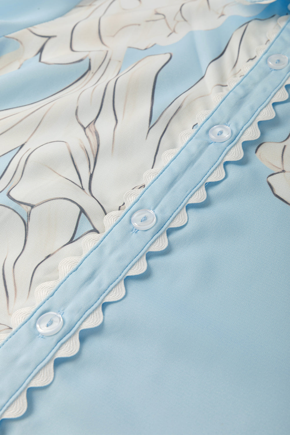 Декоративен рик-рак кант и копчета - близък план