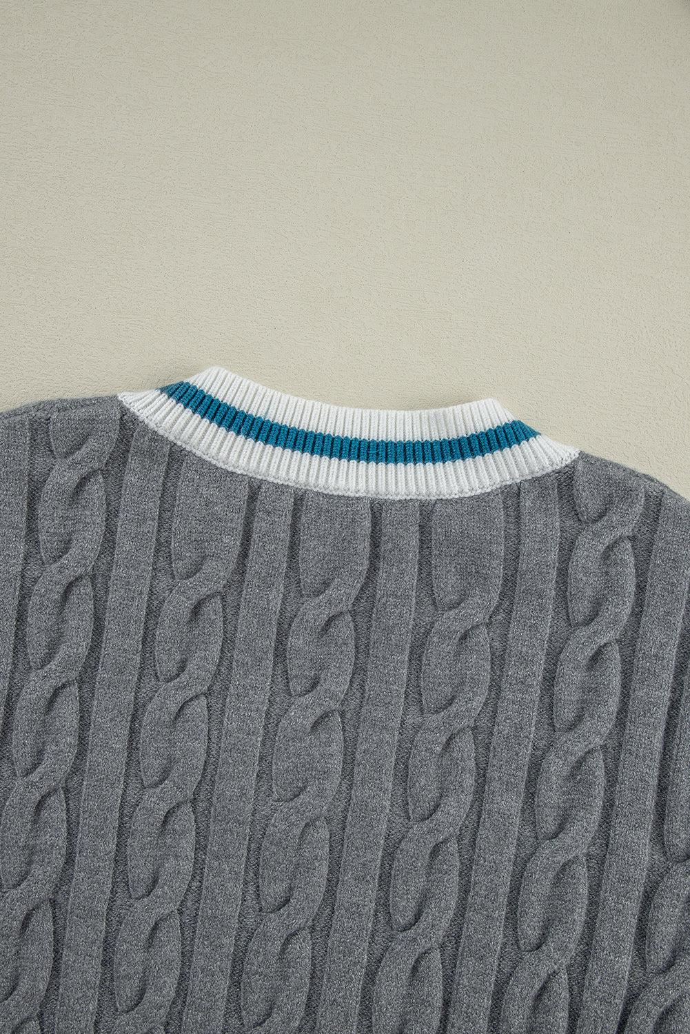 Sweater with contrasting details 