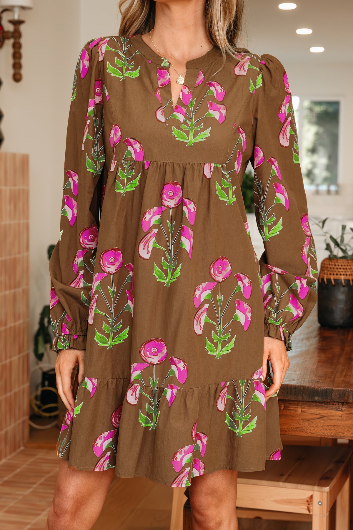 Кафява дамска рокля с флорален принт и дълги ръкави
