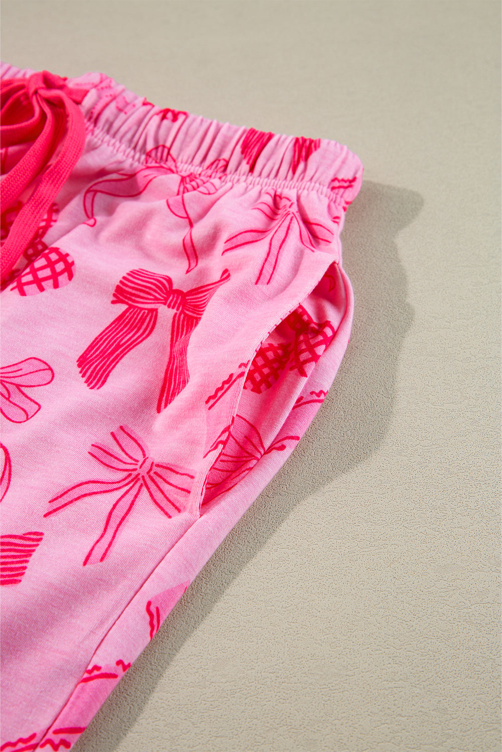 детайл на крачол на розов панталон с панделки, свободна кройка и мека материя