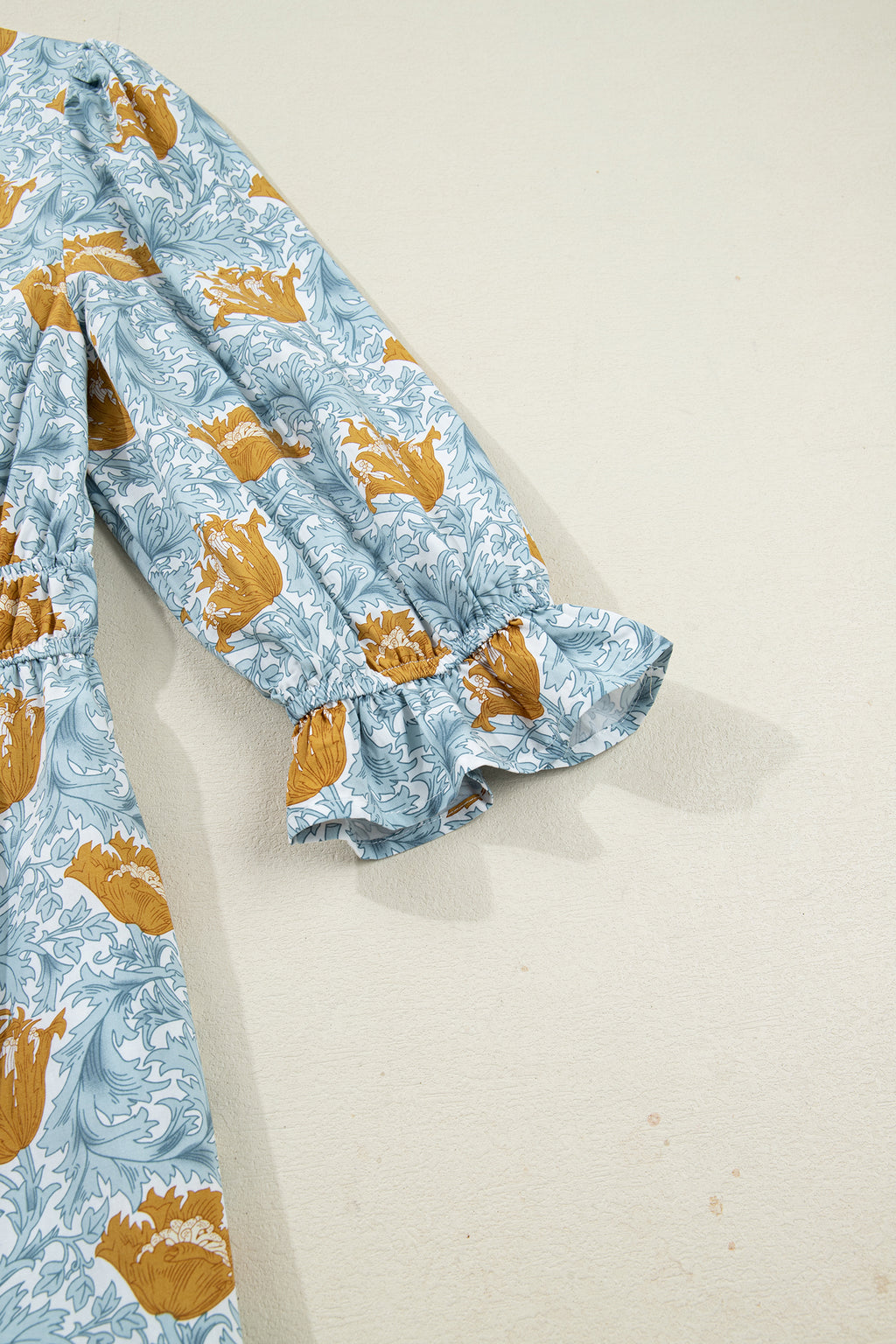 детайл на ръкав на флорална рокля