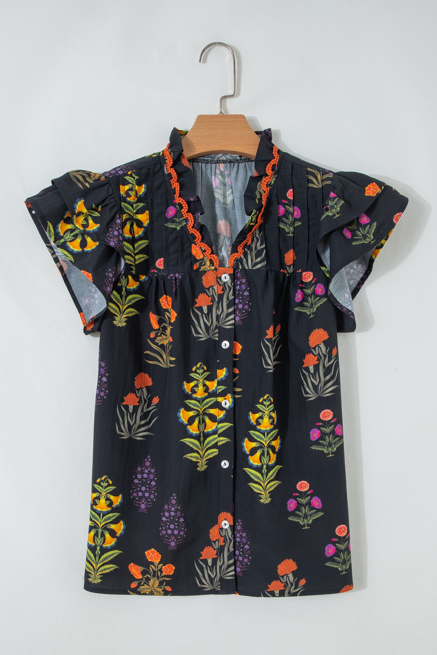 черна риза с флорален принт на закачалка