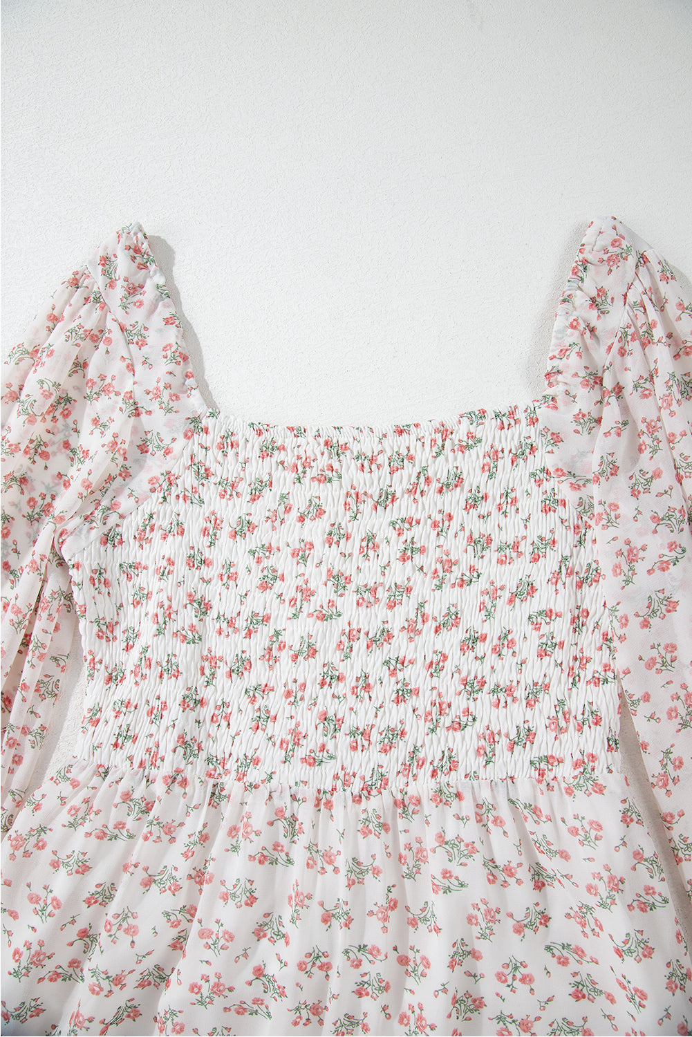 Рокля на цветя с квадратно деколте