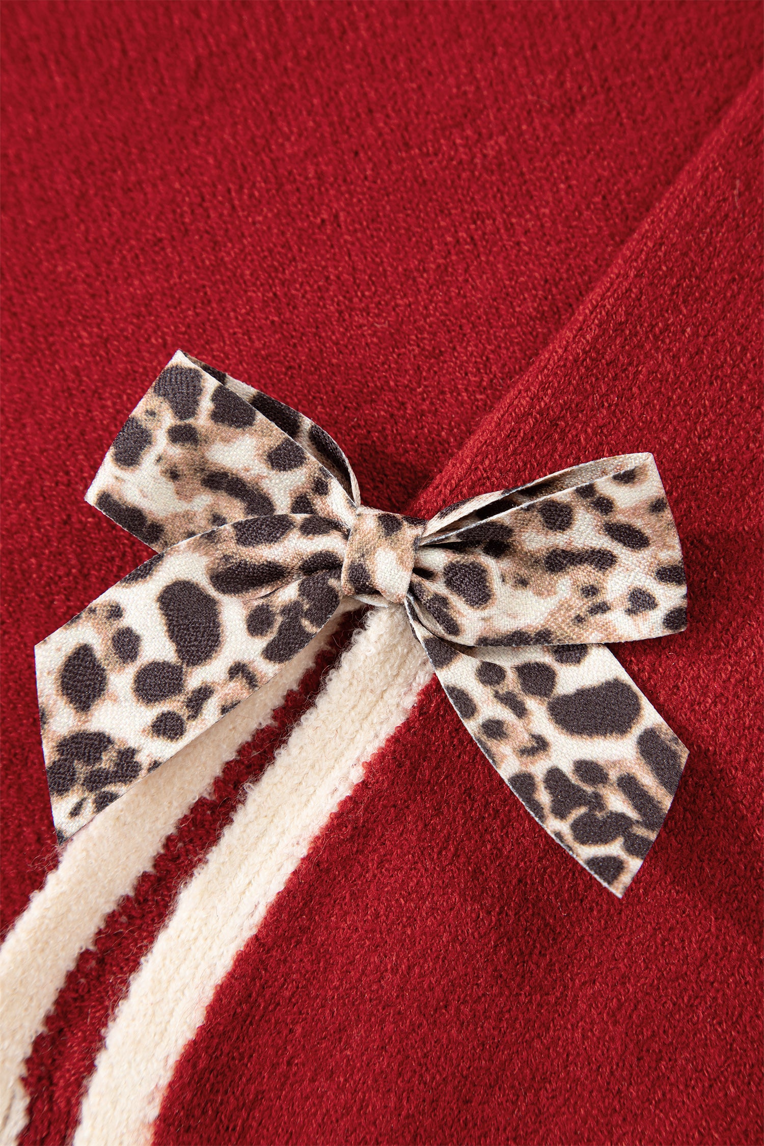 Червен пуловер с леопардови панделки