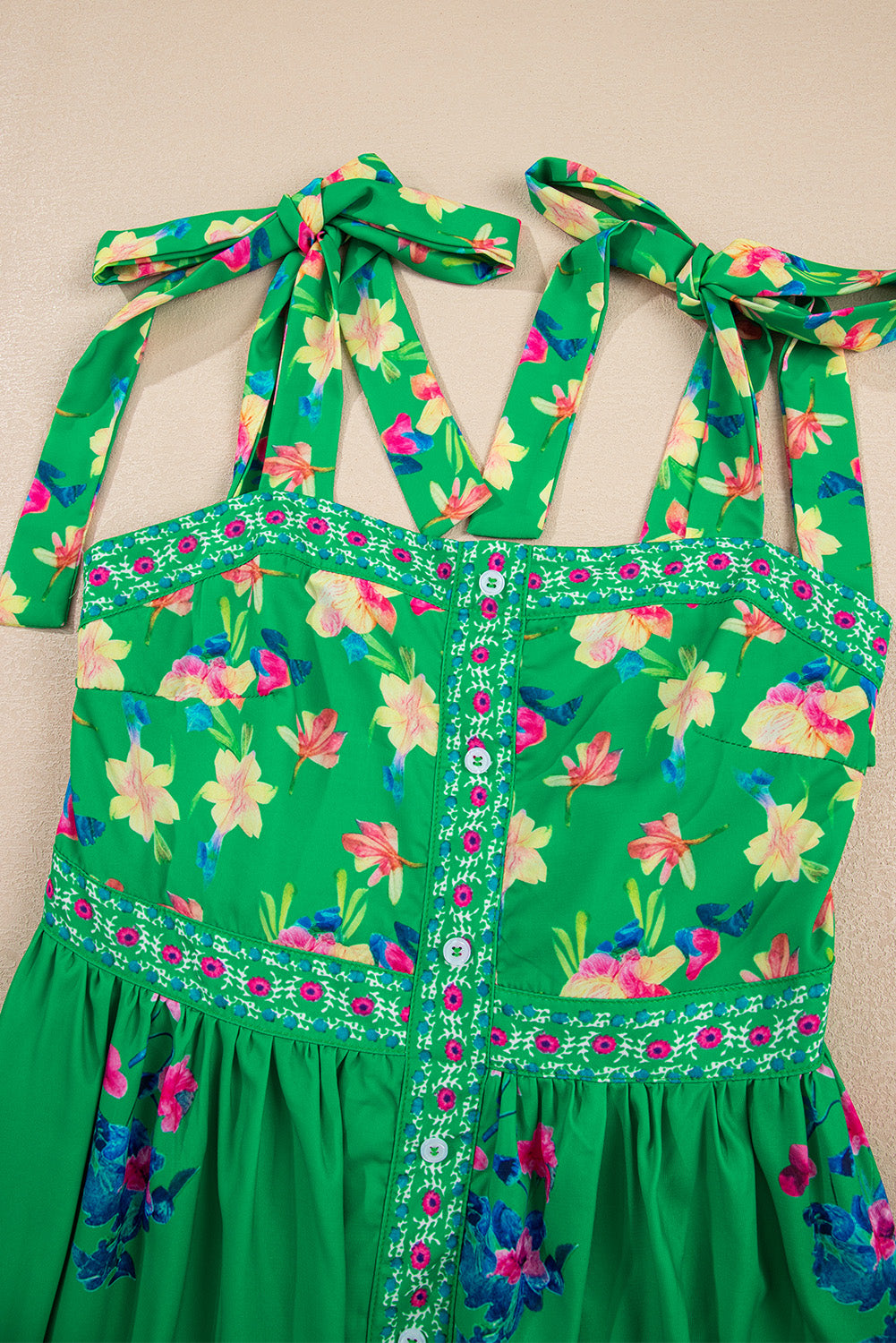 детайл на връзки на раменете на рокля