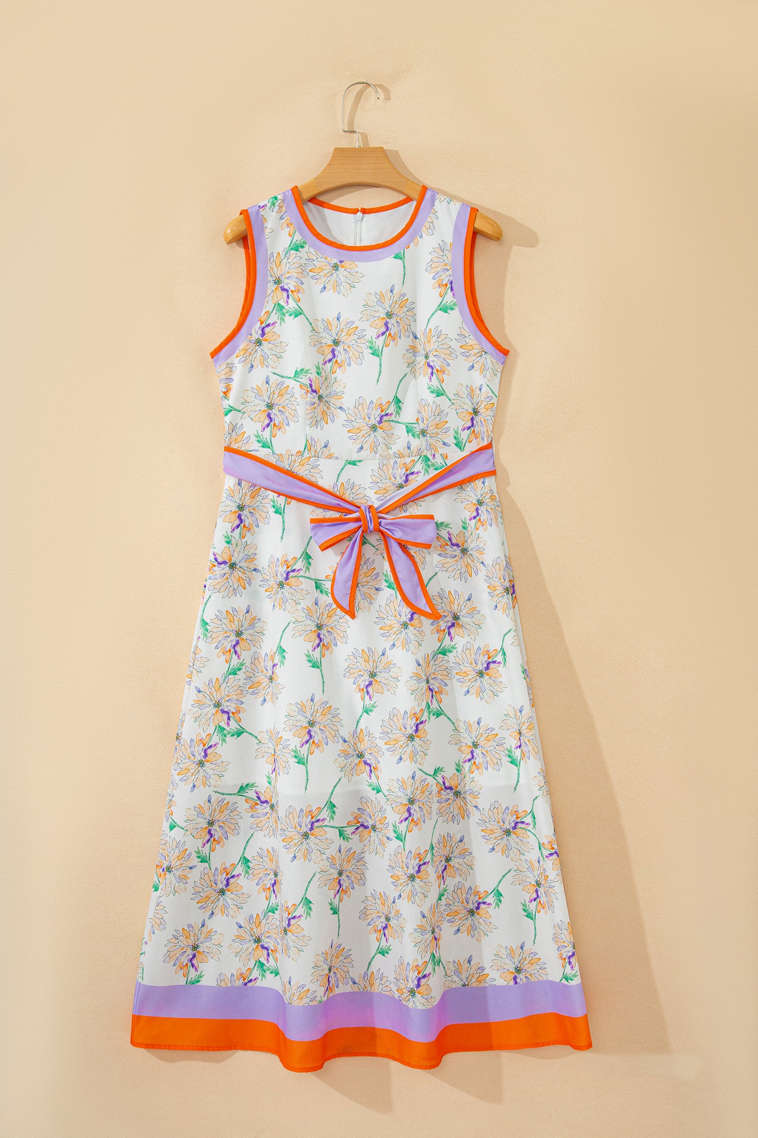 Елегантна флорална рокля с оранжев и лилав акцент