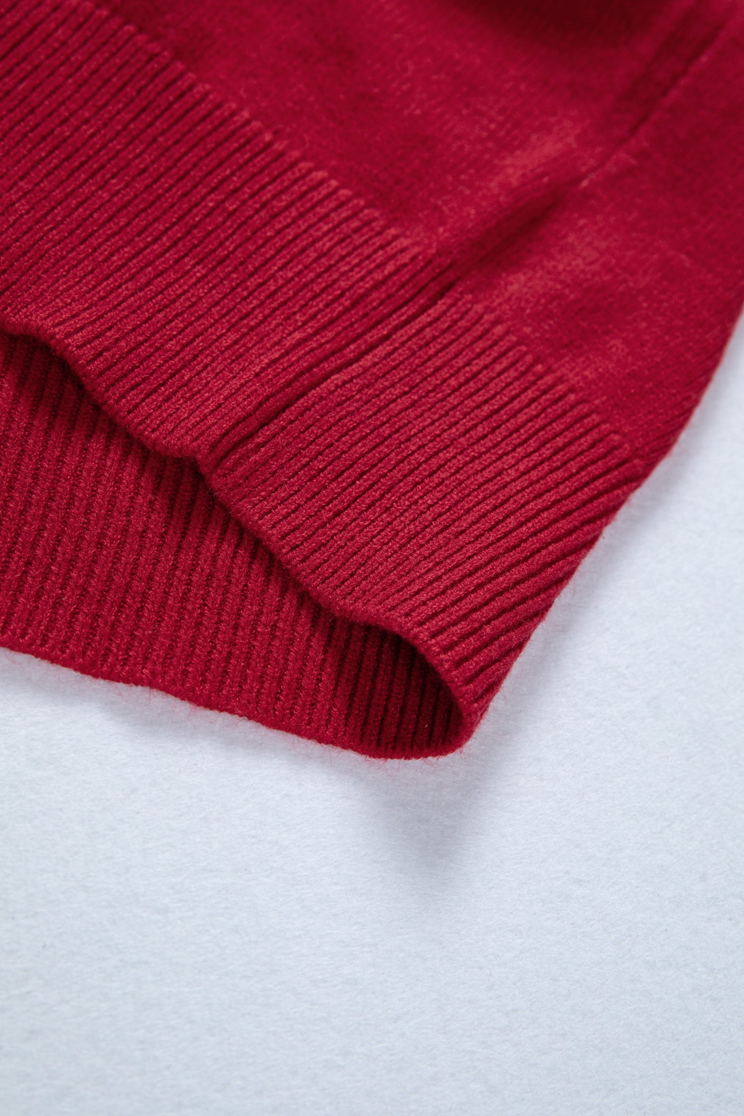 Пуловер с контрастна бродерия