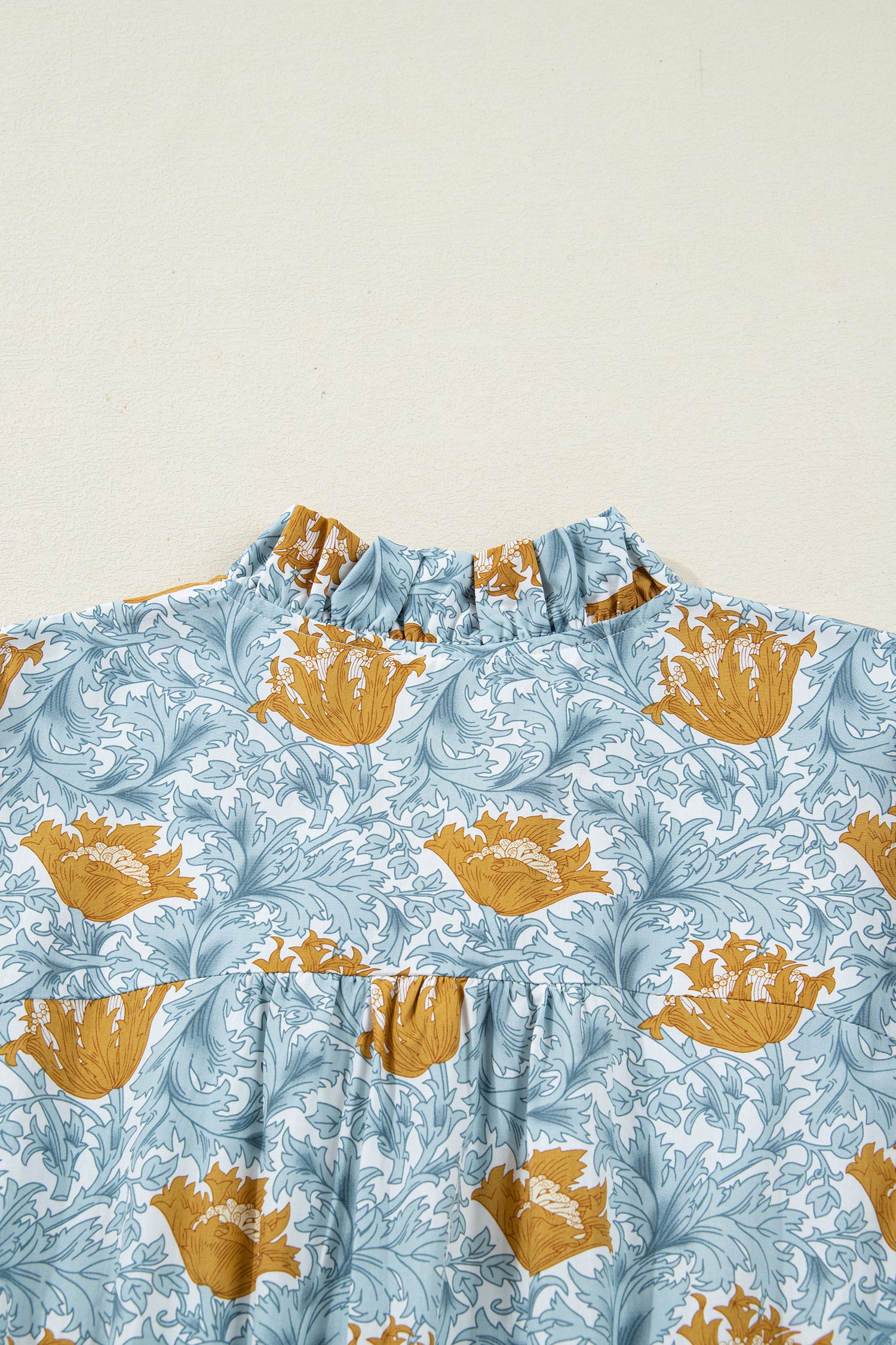 детайл на гръб на дамска рокля