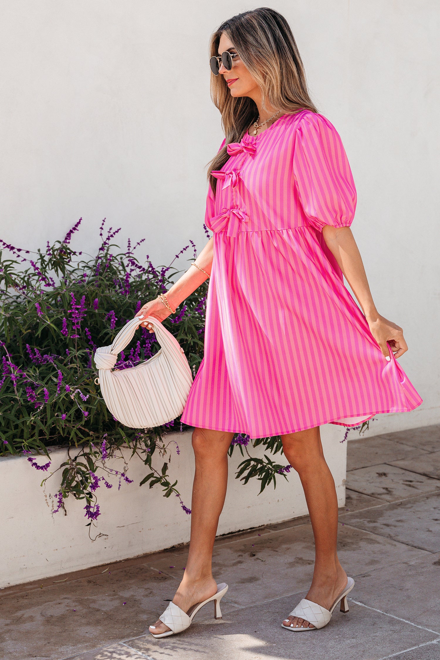 розова рокля на райе с разкроена кройка - страничен изглед