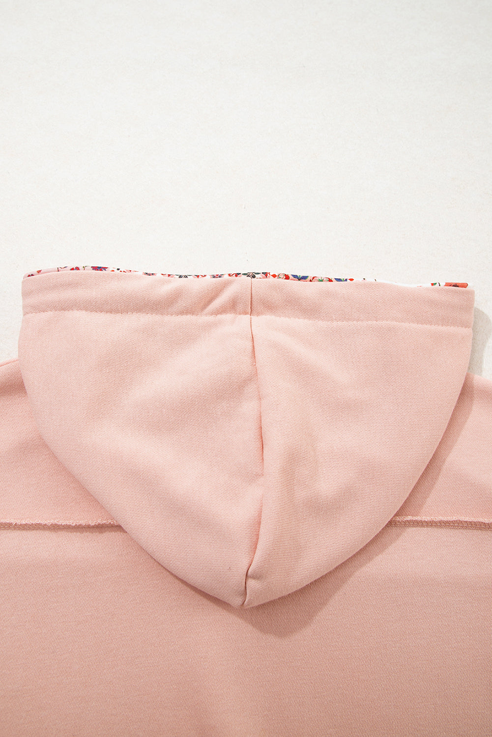 детайл на качулка отзад на дамски розов суичър