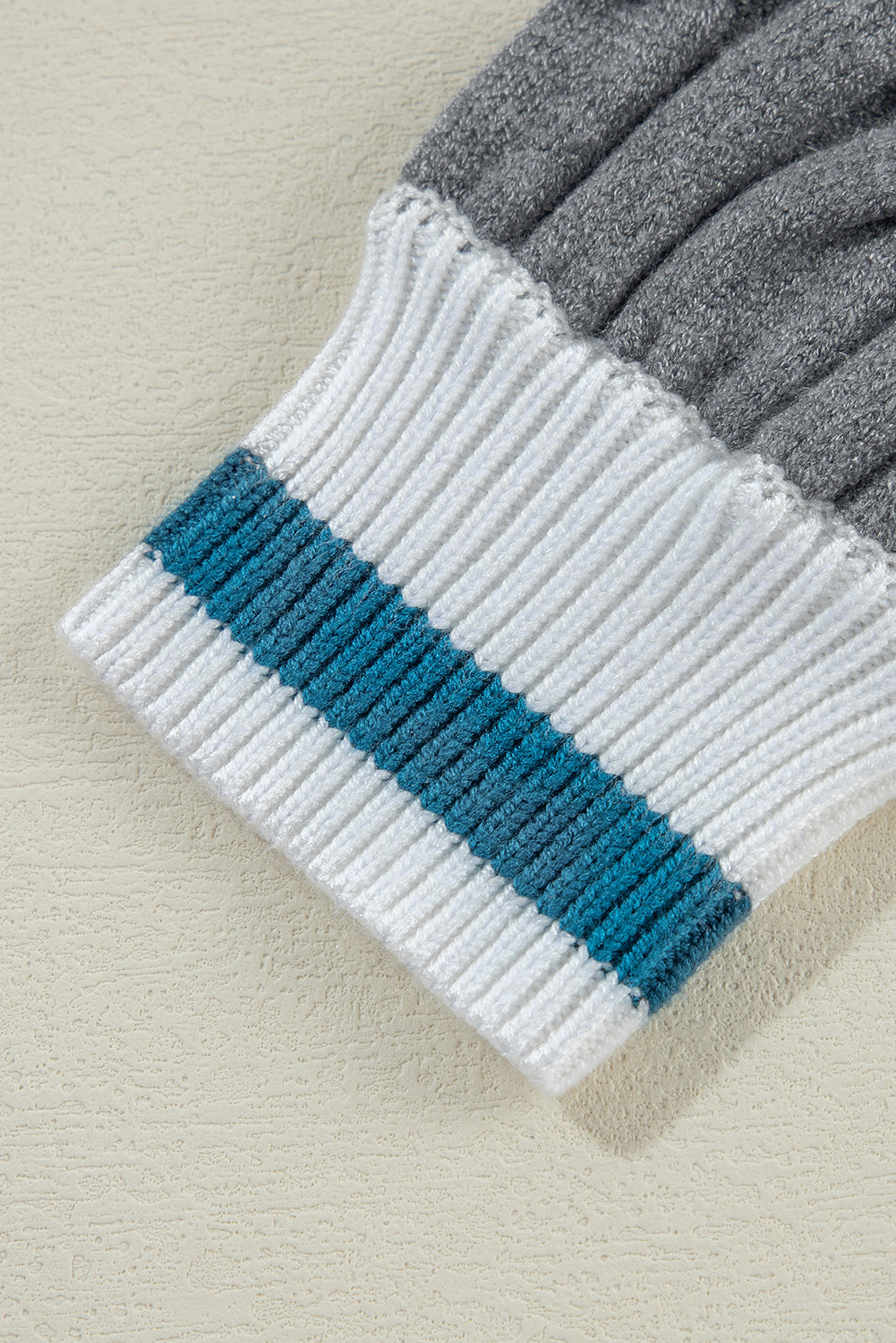 Sweater with contrasting details 