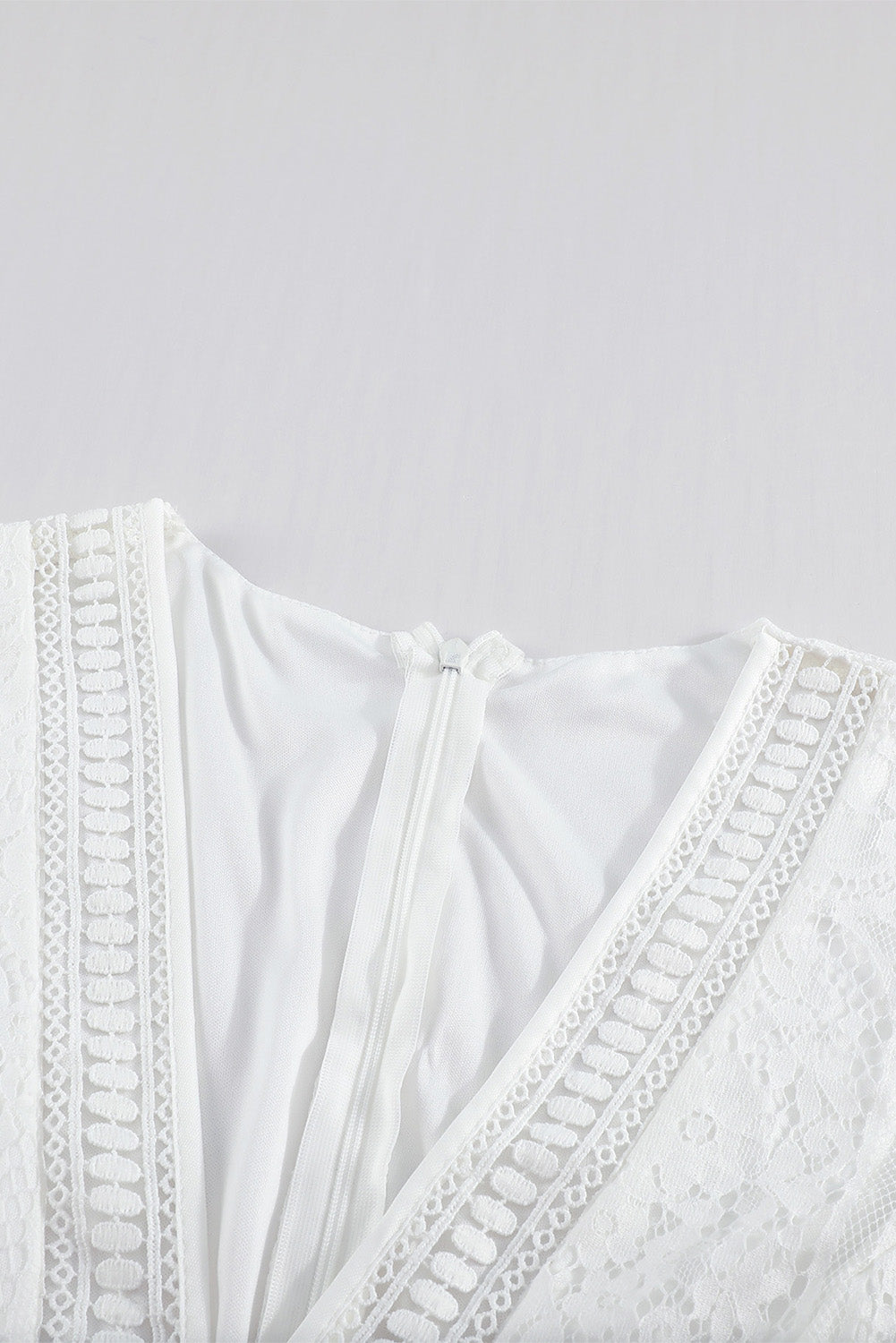 Дълга дантелена рокля