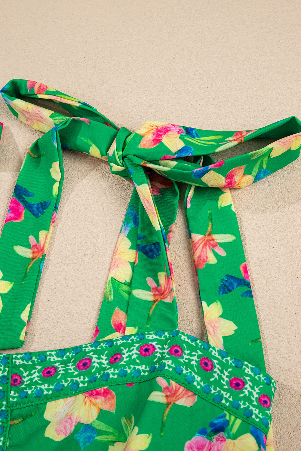 детайл на връзки и принт на зелена рокля