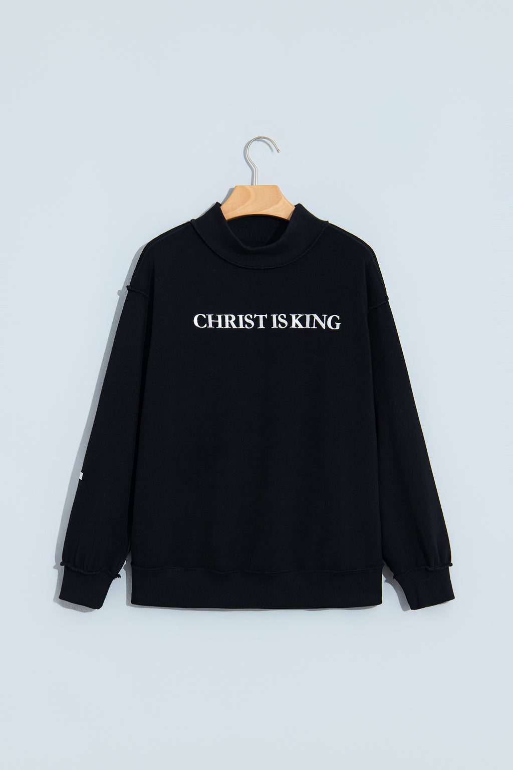 Черна суитшърт блуза на закачалка с бял надпис CHRIST IS KING отпред
