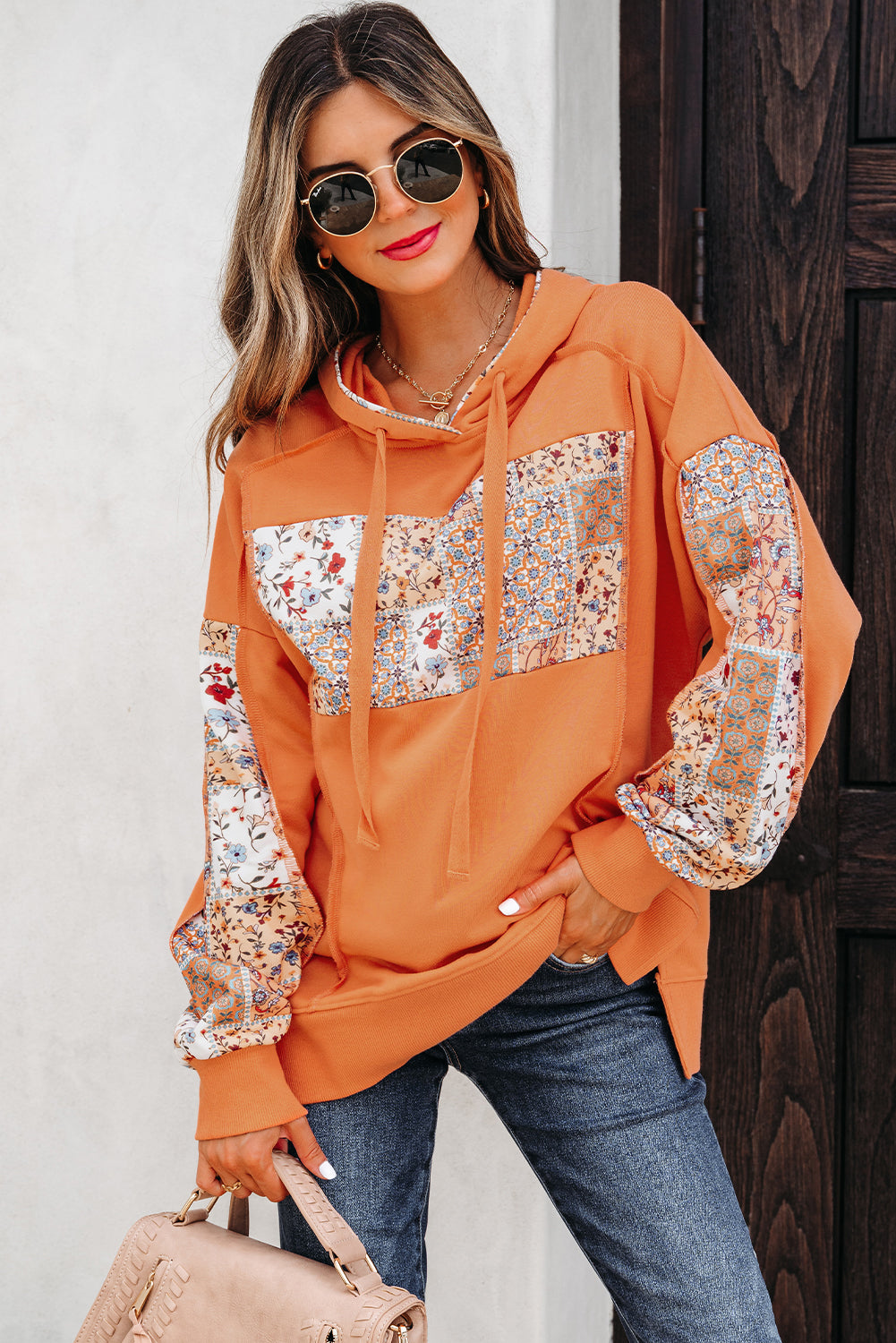 дамски суичър с качулка и щампа комбиниран с дънки