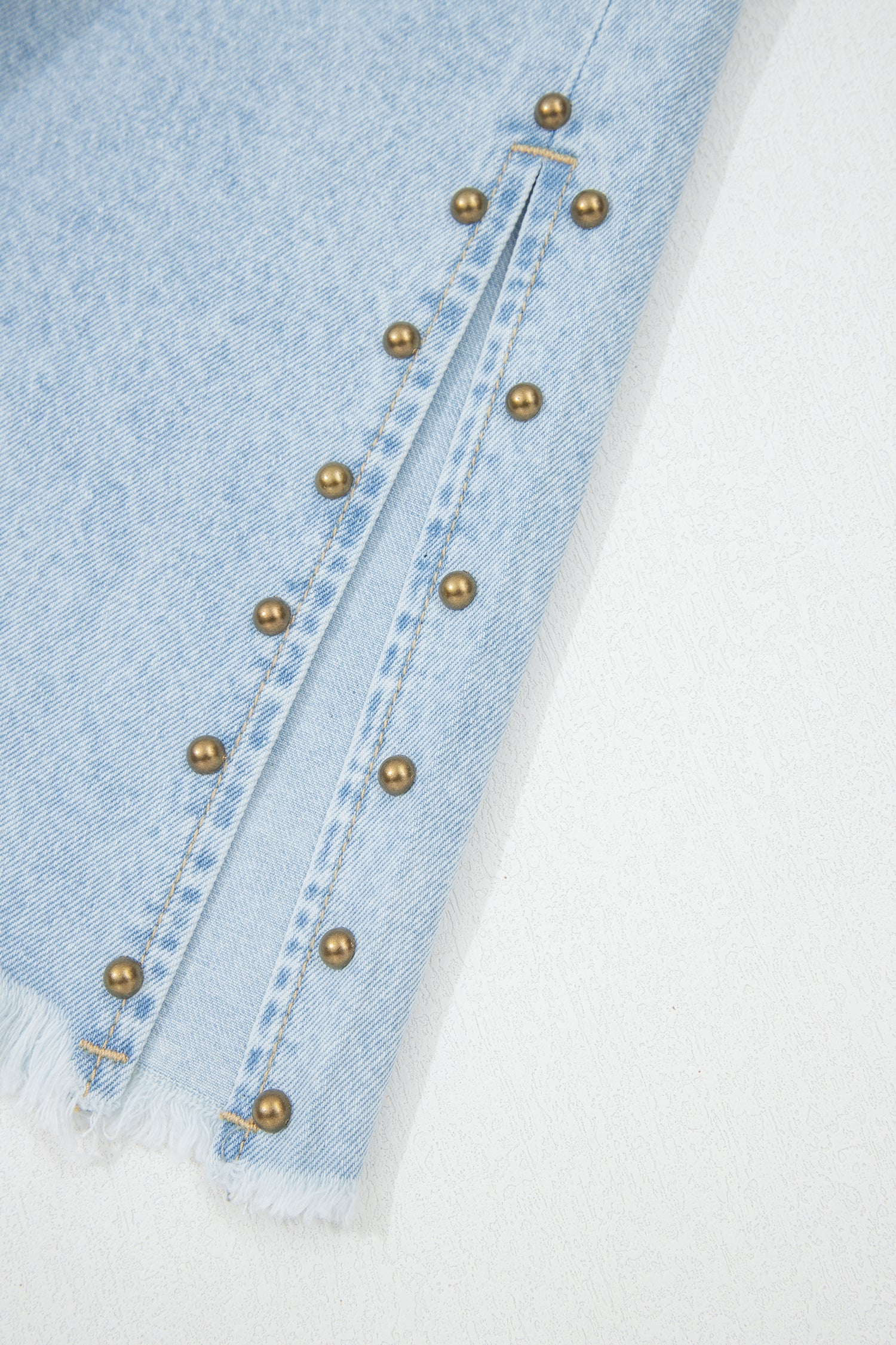 Jeans with slits and eyelets 