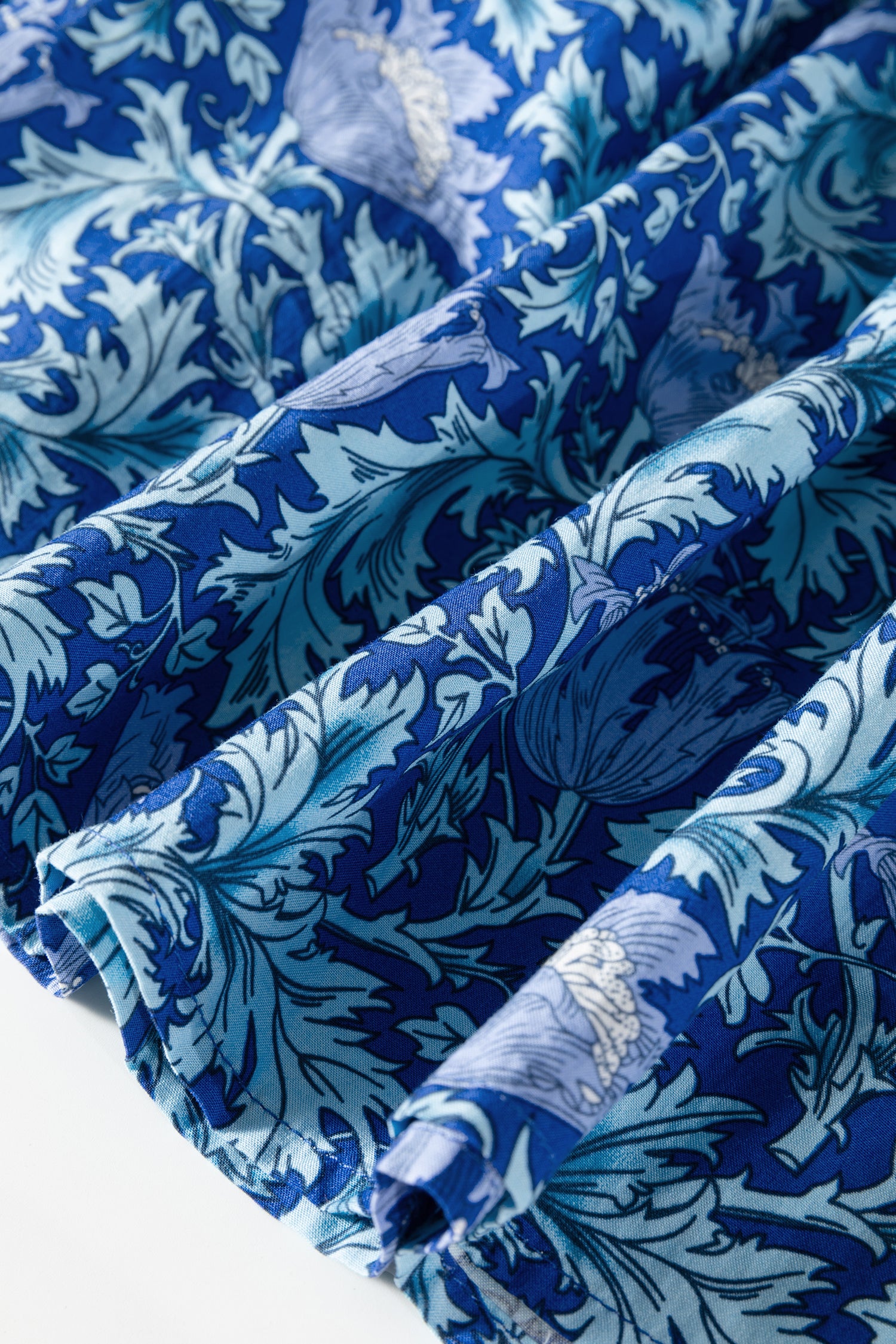 детайл на плат на синя рокля с принт