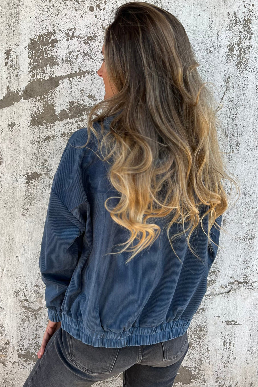 дамско синьо кадифено яке с качулка изглед отзад