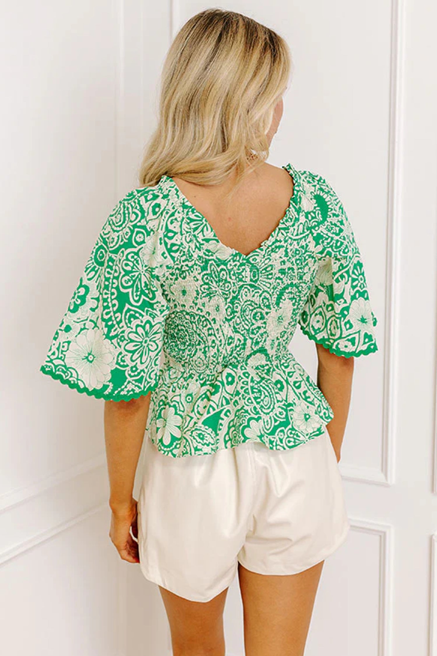 Зелена дамска блуза с разкроени ръкави и V деколте