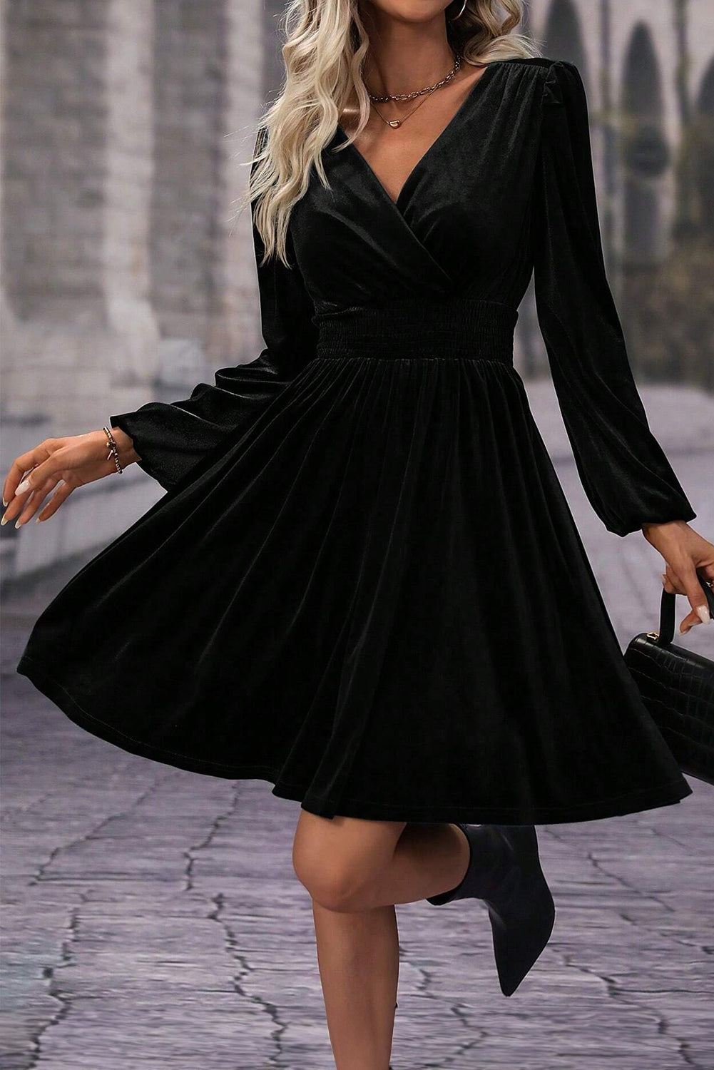 Velvet dress with long sleeves 