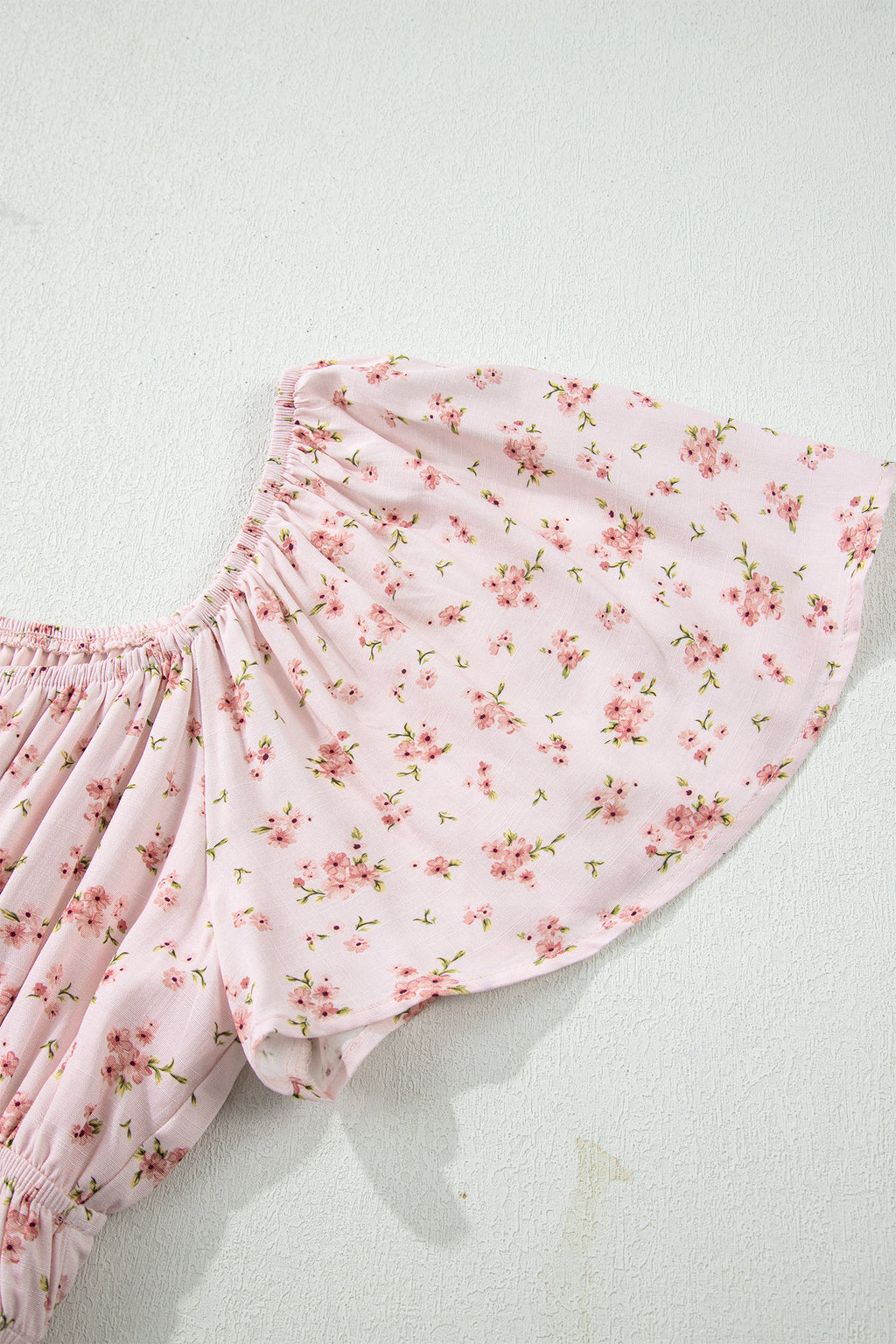 детайл на къс ръкав с флорален принт на розова рокля