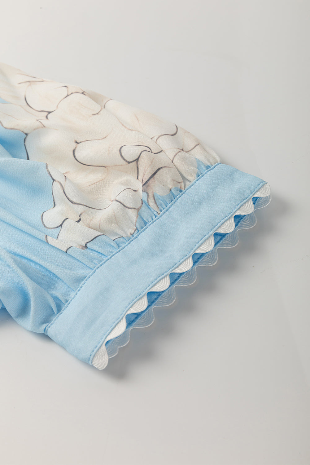 Буфан ръкав със светлосин маншет и цветя