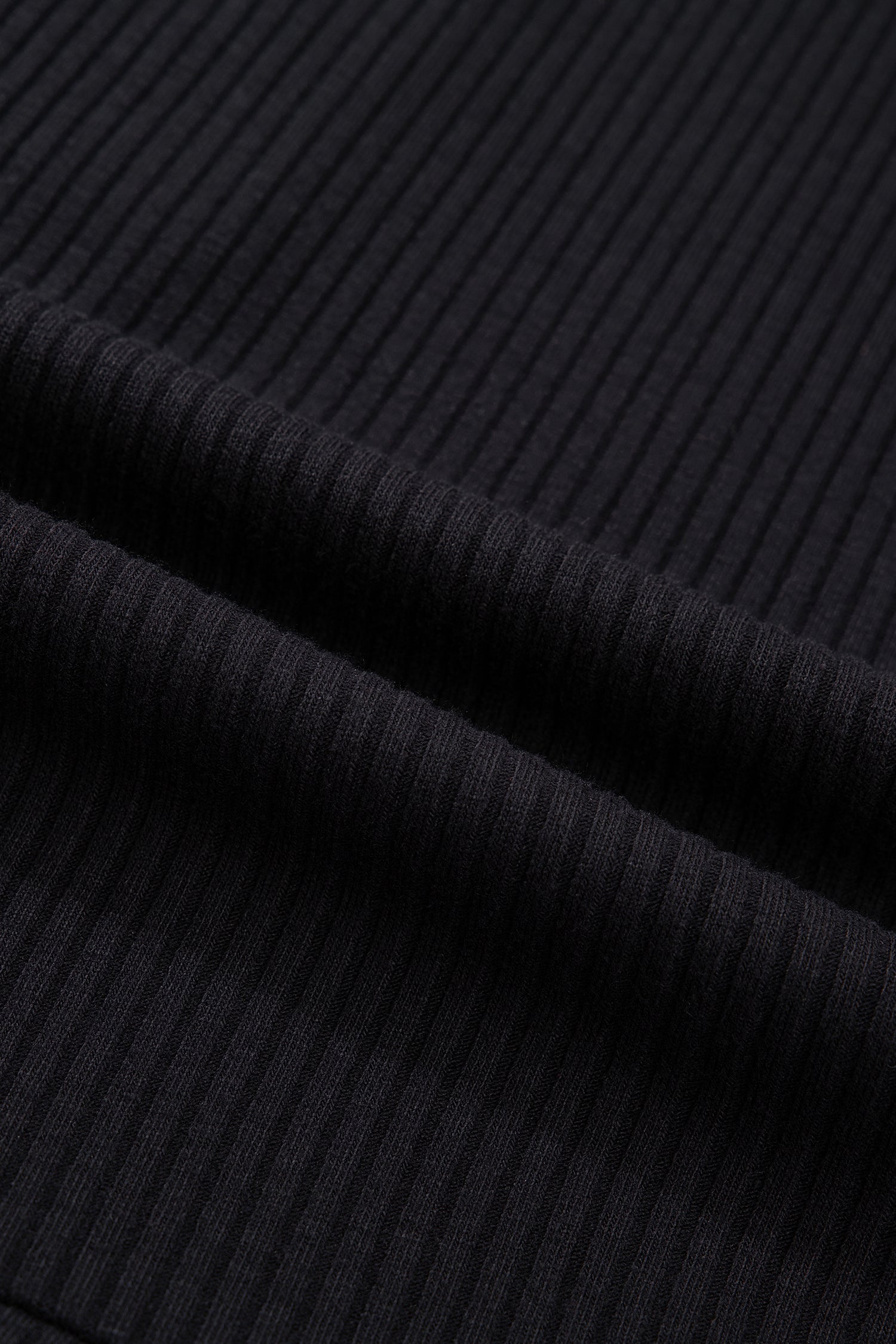 Детайл на плетена рипс материя в черен цвят